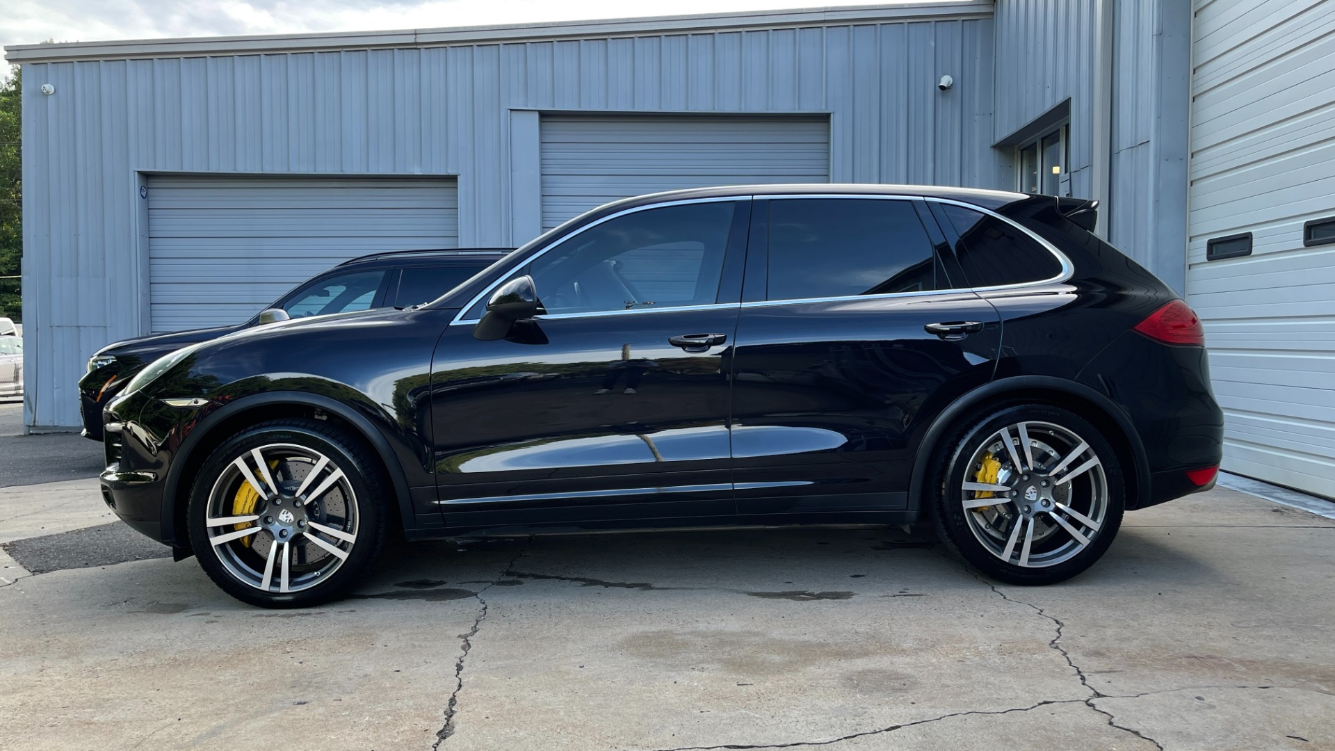Used 2011 Porsche Cayenne Turbo / CARBON CERAMICS / CARBON FIBER TRIM / 21IN WHEELS / PREMIUM PACKAGE for sale $33,000 at Formula Imports in Charlotte NC 28227 10