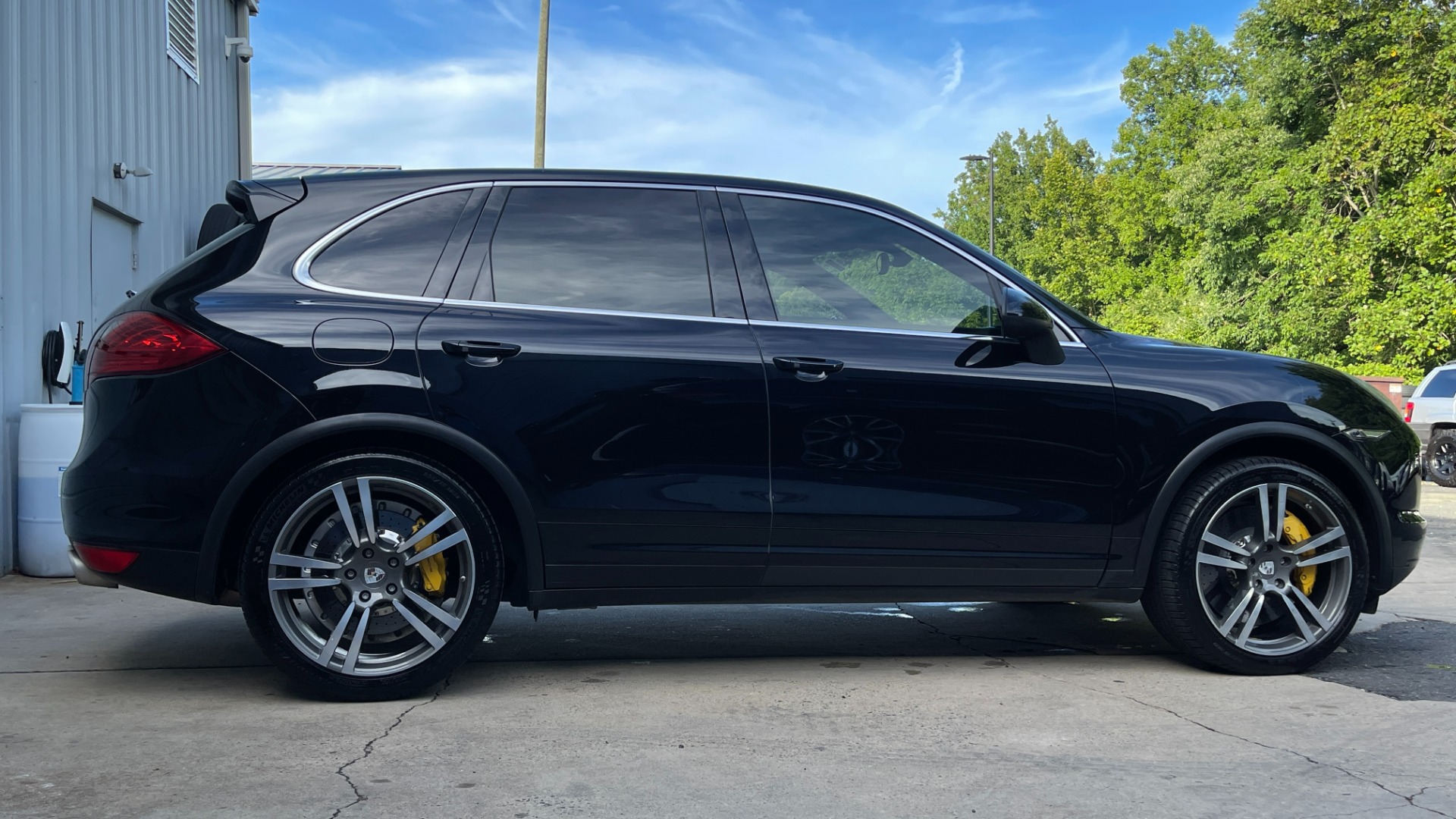 Used 2011 Porsche Cayenne Turbo / CARBON CERAMICS / CARBON FIBER TRIM / 21IN WHEELS / PREMIUM PACKAGE for sale Sold at Formula Imports in Charlotte NC 28227 11