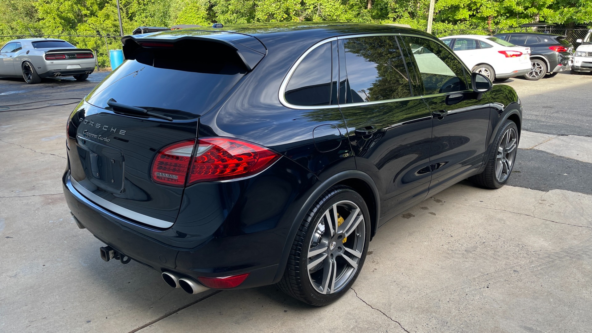 Used 2011 Porsche Cayenne Turbo / CARBON CERAMICS / CARBON FIBER TRIM / 21IN WHEELS / PREMIUM PACKAGE for sale $33,000 at Formula Imports in Charlotte NC 28227 12