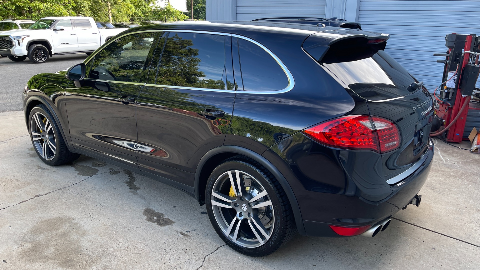 Used 2011 Porsche Cayenne Turbo / CARBON CERAMICS / CARBON FIBER TRIM / 21IN WHEELS / PREMIUM PACKAGE for sale $33,000 at Formula Imports in Charlotte NC 28227 16