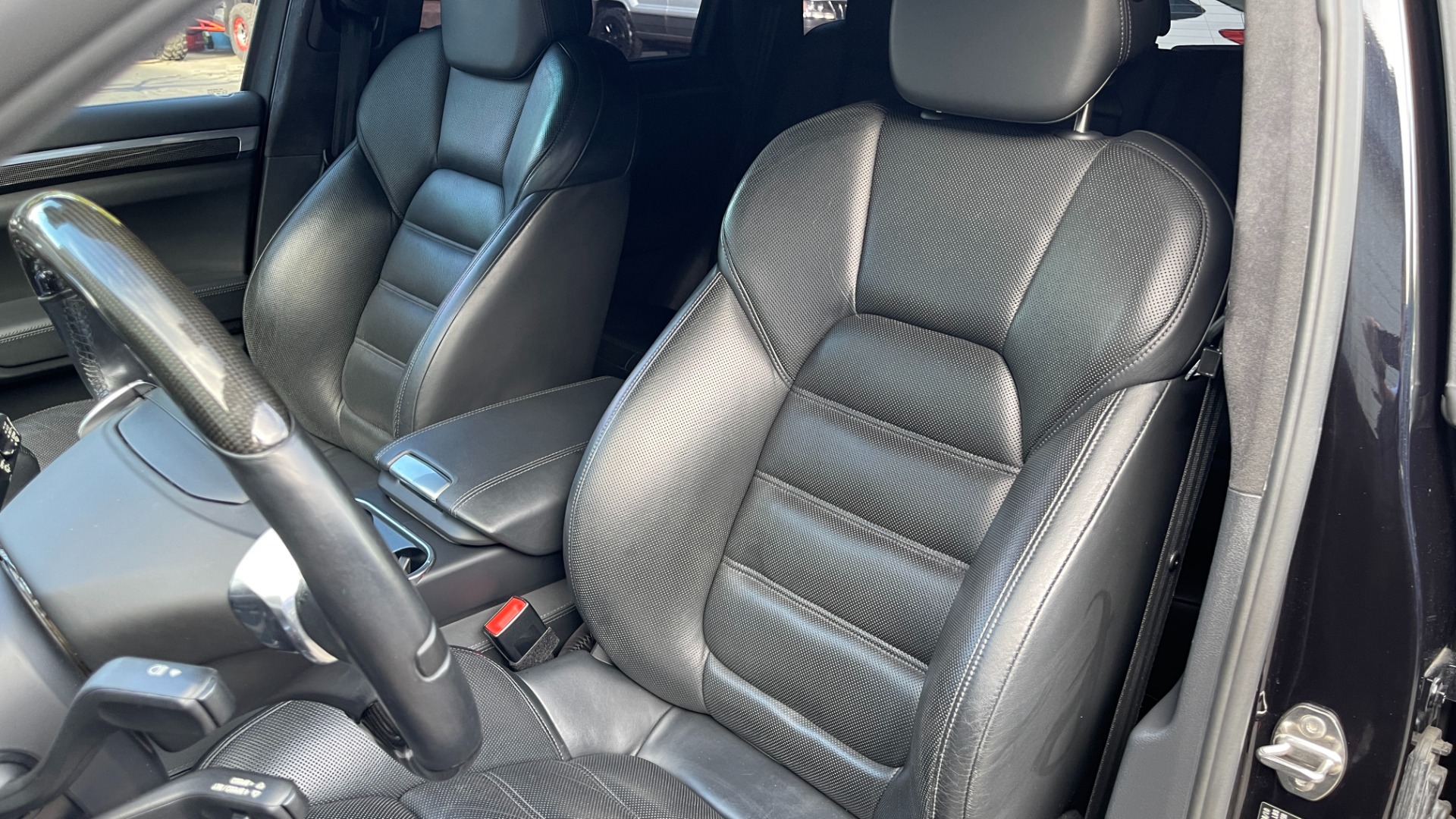 Used 2011 Porsche Cayenne Turbo / CARBON CERAMICS / CARBON FIBER TRIM / 21IN WHEELS / PREMIUM PACKAGE for sale $33,000 at Formula Imports in Charlotte NC 28227 20