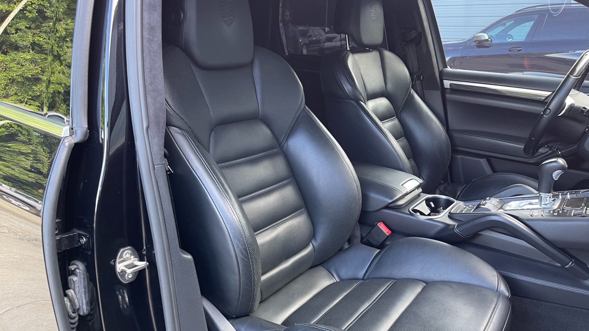 Used 2011 Porsche Cayenne Turbo / CARBON CERAMICS / CARBON FIBER TRIM / 21IN WHEELS / PREMIUM PACKAGE for sale $33,000 at Formula Imports in Charlotte NC 28227 24