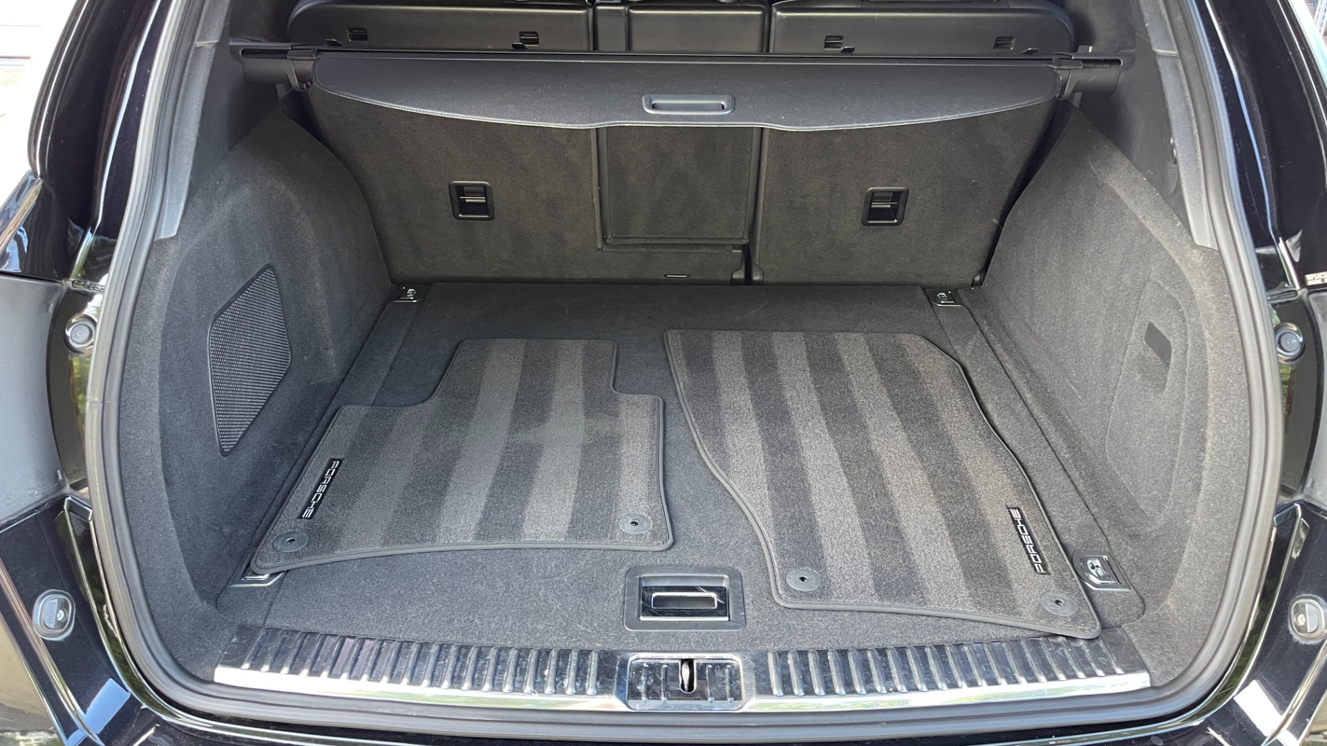 Used 2011 Porsche Cayenne Turbo / CARBON CERAMICS / CARBON FIBER TRIM / 21IN WHEELS / PREMIUM PACKAGE for sale $33,000 at Formula Imports in Charlotte NC 28227 25