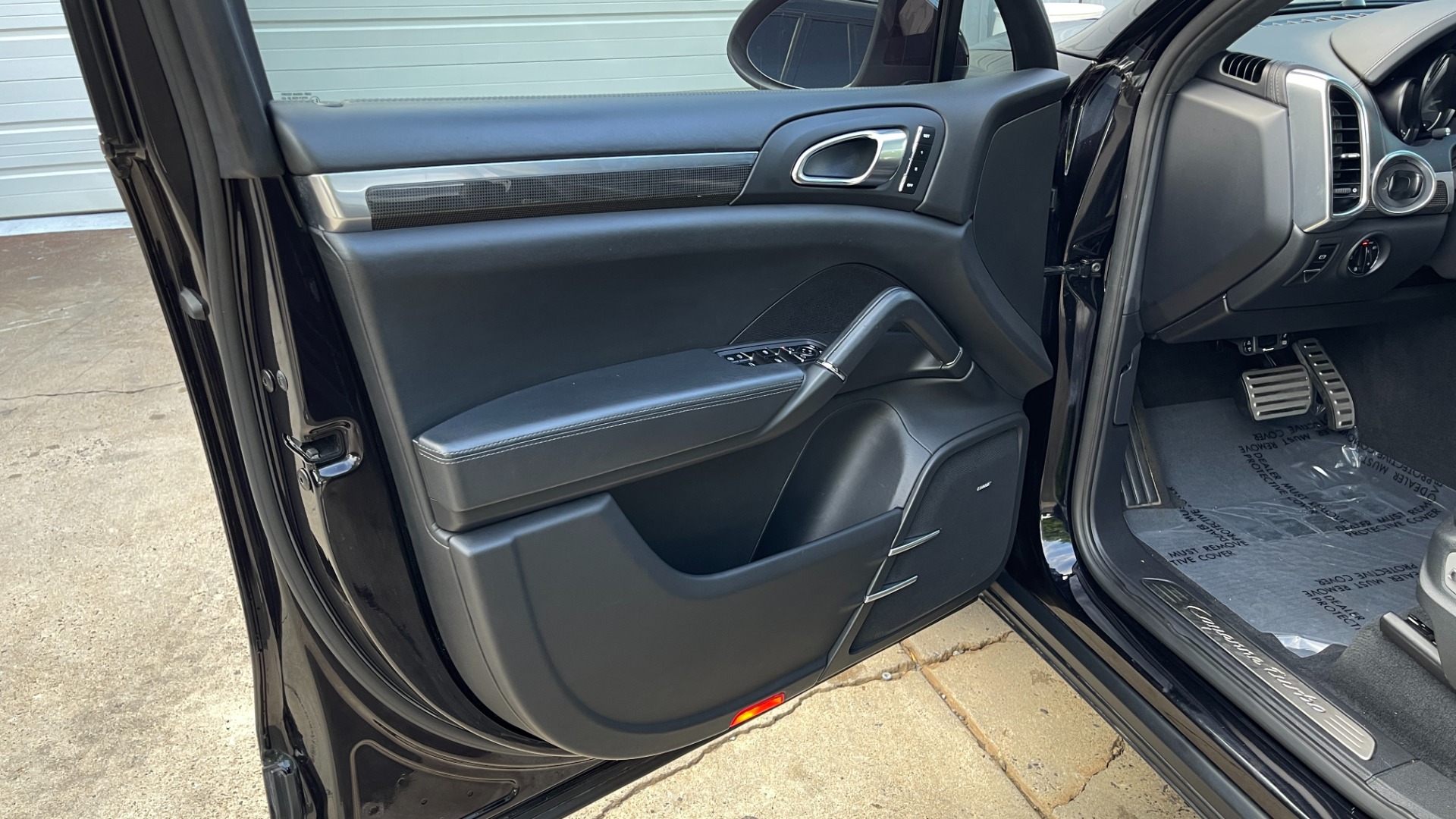 Used 2011 Porsche Cayenne Turbo / CARBON CERAMICS / CARBON FIBER TRIM / 21IN WHEELS / PREMIUM PACKAGE for sale $33,000 at Formula Imports in Charlotte NC 28227 29