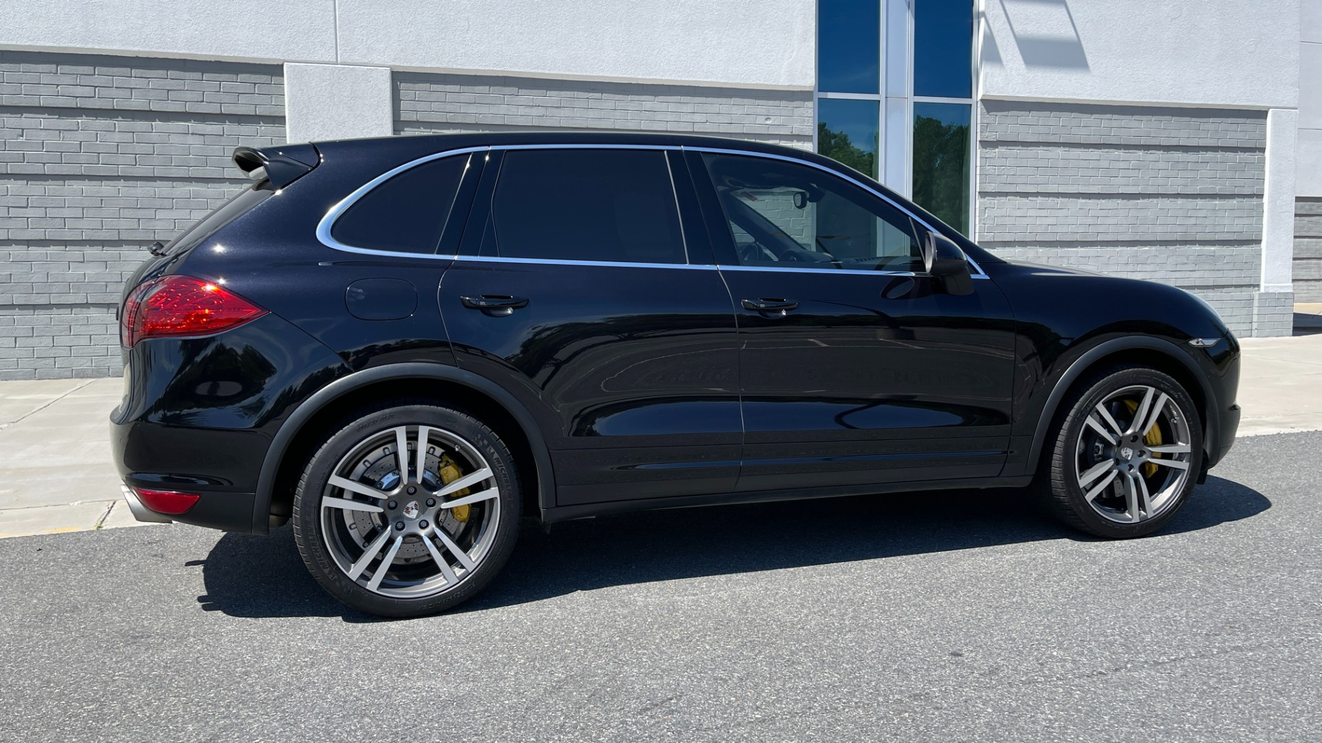 Used 2011 Porsche Cayenne Turbo / CARBON CERAMICS / CARBON FIBER TRIM / 21IN WHEELS / PREMIUM PACKAGE for sale $33,000 at Formula Imports in Charlotte NC 28227 3