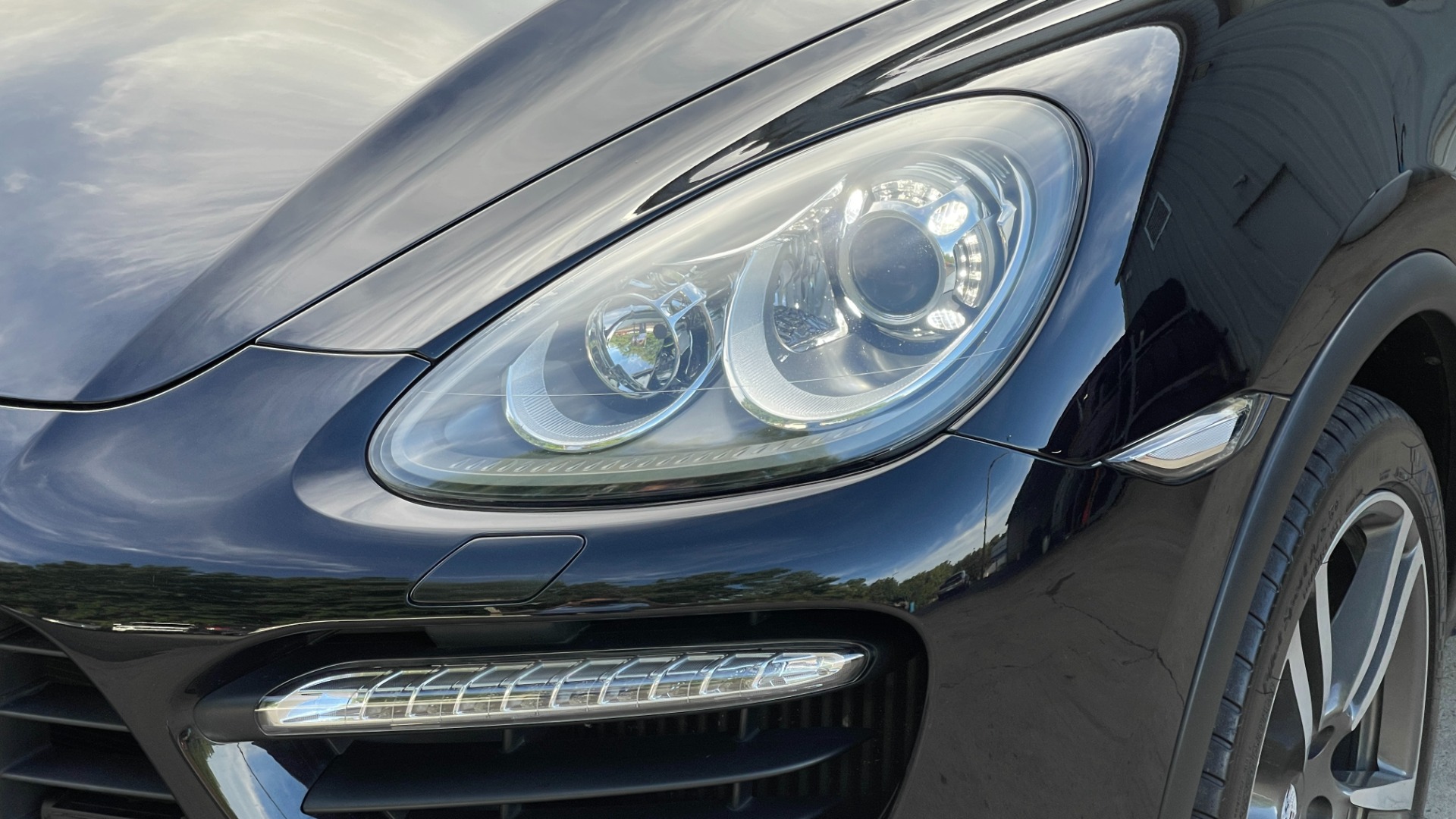 Used 2011 Porsche Cayenne Turbo / CARBON CERAMICS / CARBON FIBER TRIM / 21IN WHEELS / PREMIUM PACKAGE for sale $33,000 at Formula Imports in Charlotte NC 28227 38