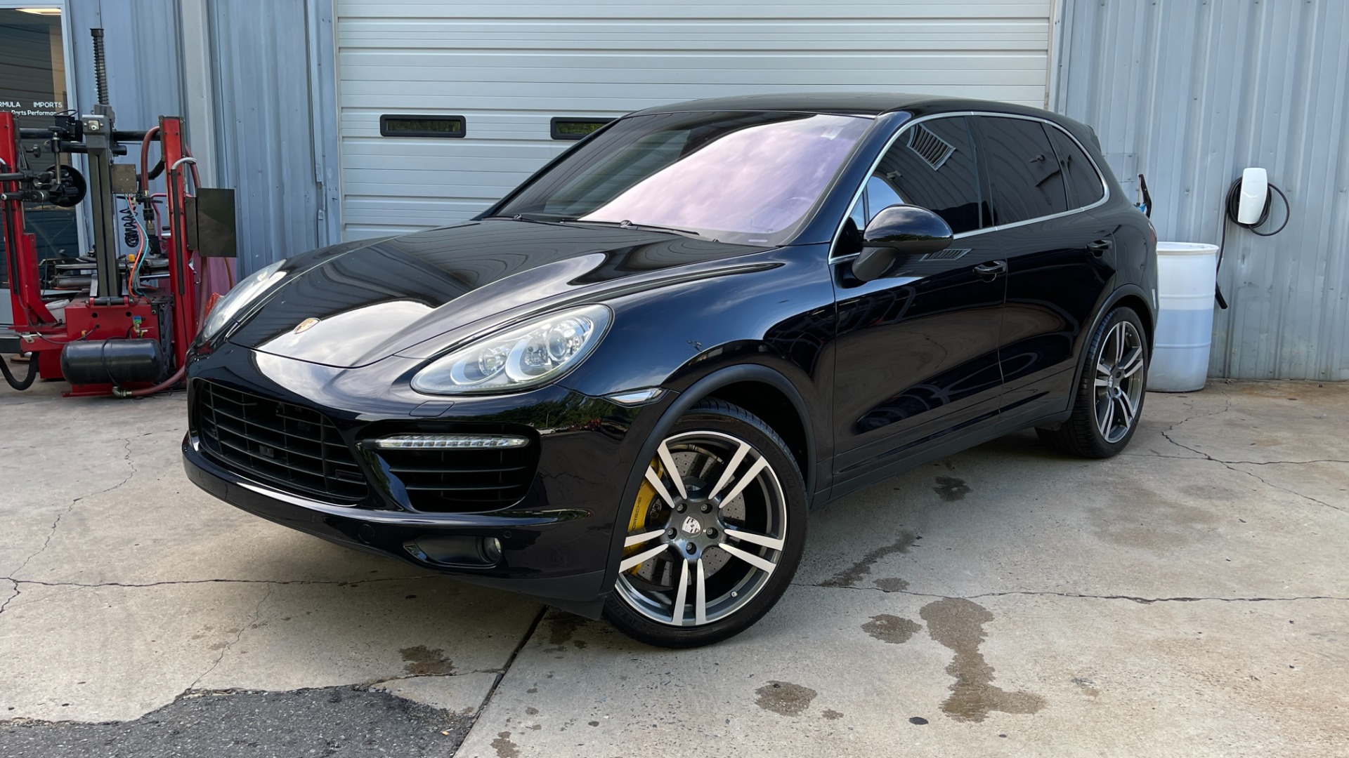 Used 2011 Porsche Cayenne Turbo / CARBON CERAMICS / CARBON FIBER TRIM / 21IN WHEELS / PREMIUM PACKAGE for sale Sold at Formula Imports in Charlotte NC 28227 39