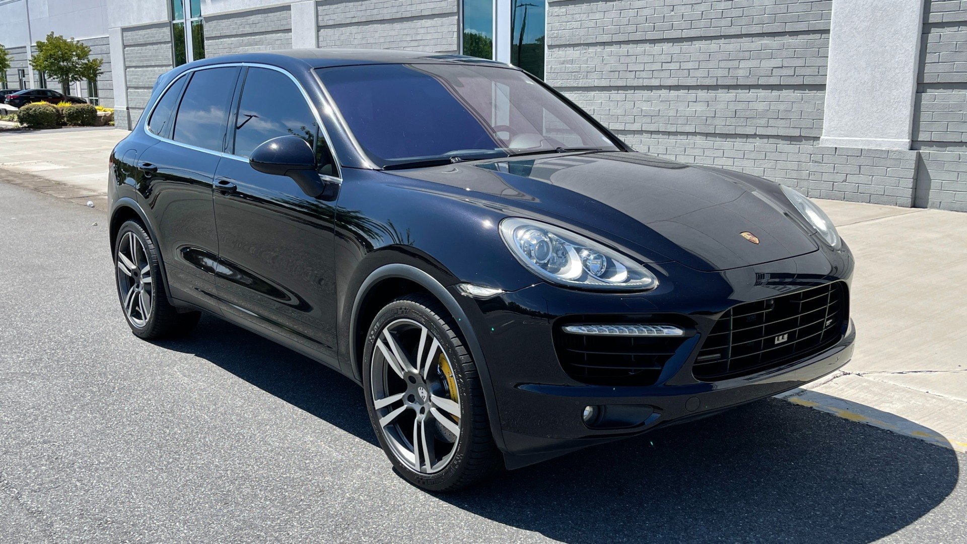 Used 2011 Porsche Cayenne Turbo / CARBON CERAMICS / CARBON FIBER TRIM / 21IN WHEELS / PREMIUM PACKAGE for sale $33,000 at Formula Imports in Charlotte NC 28227 4