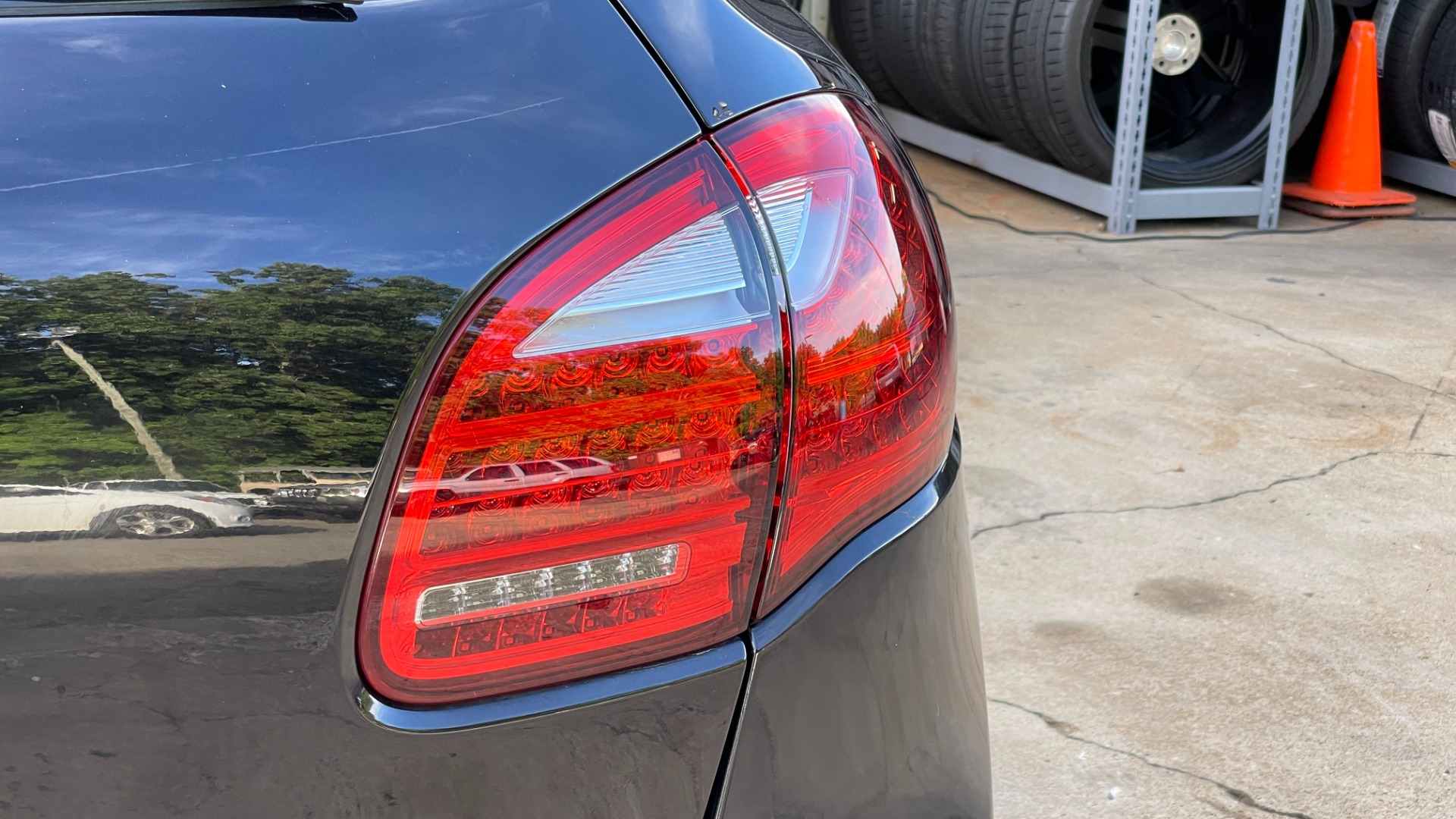 Used 2011 Porsche Cayenne Turbo / CARBON CERAMICS / CARBON FIBER TRIM / 21IN WHEELS / PREMIUM PACKAGE for sale $33,000 at Formula Imports in Charlotte NC 28227 41