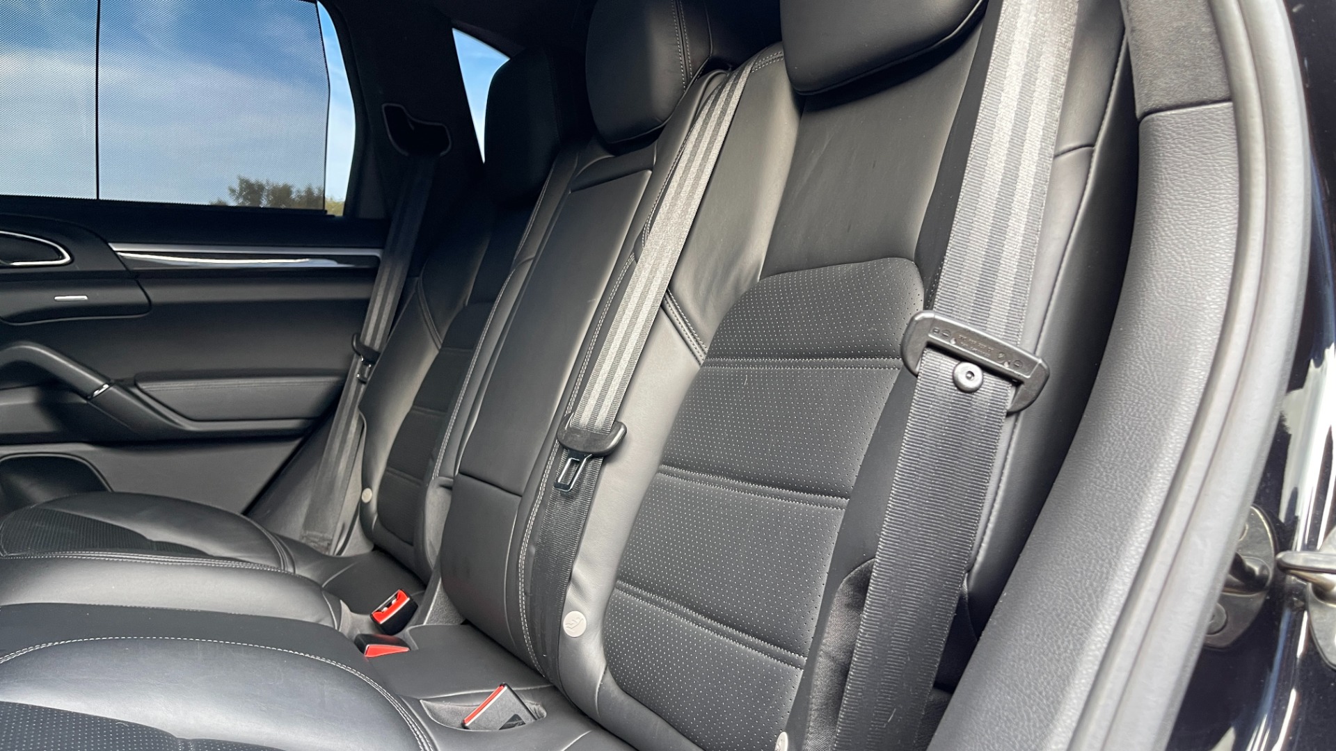 Used 2011 Porsche Cayenne Turbo / CARBON CERAMICS / CARBON FIBER TRIM / 21IN WHEELS / PREMIUM PACKAGE for sale $33,000 at Formula Imports in Charlotte NC 28227 54