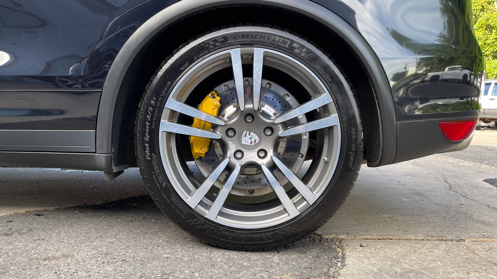 Used 2011 Porsche Cayenne Turbo / CARBON CERAMICS / CARBON FIBER TRIM / 21IN WHEELS / PREMIUM PACKAGE for sale $33,000 at Formula Imports in Charlotte NC 28227 63