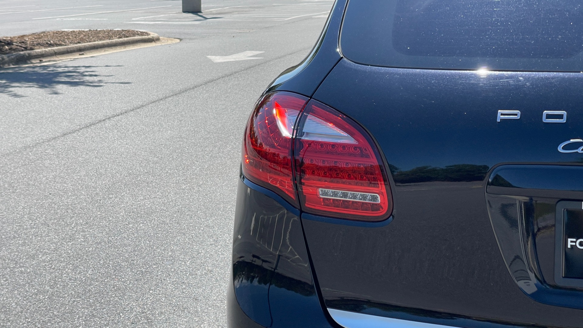 Used 2011 Porsche Cayenne Turbo / CARBON CERAMICS / CARBON FIBER TRIM / 21IN WHEELS / PREMIUM PACKAGE for sale $30,900 at Formula Imports in Charlotte NC 28227 72