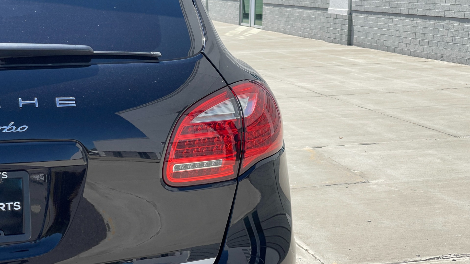 Used 2011 Porsche Cayenne Turbo / CARBON CERAMICS / CARBON FIBER TRIM / 21IN WHEELS / PREMIUM PACKAGE for sale $30,900 at Formula Imports in Charlotte NC 28227 73