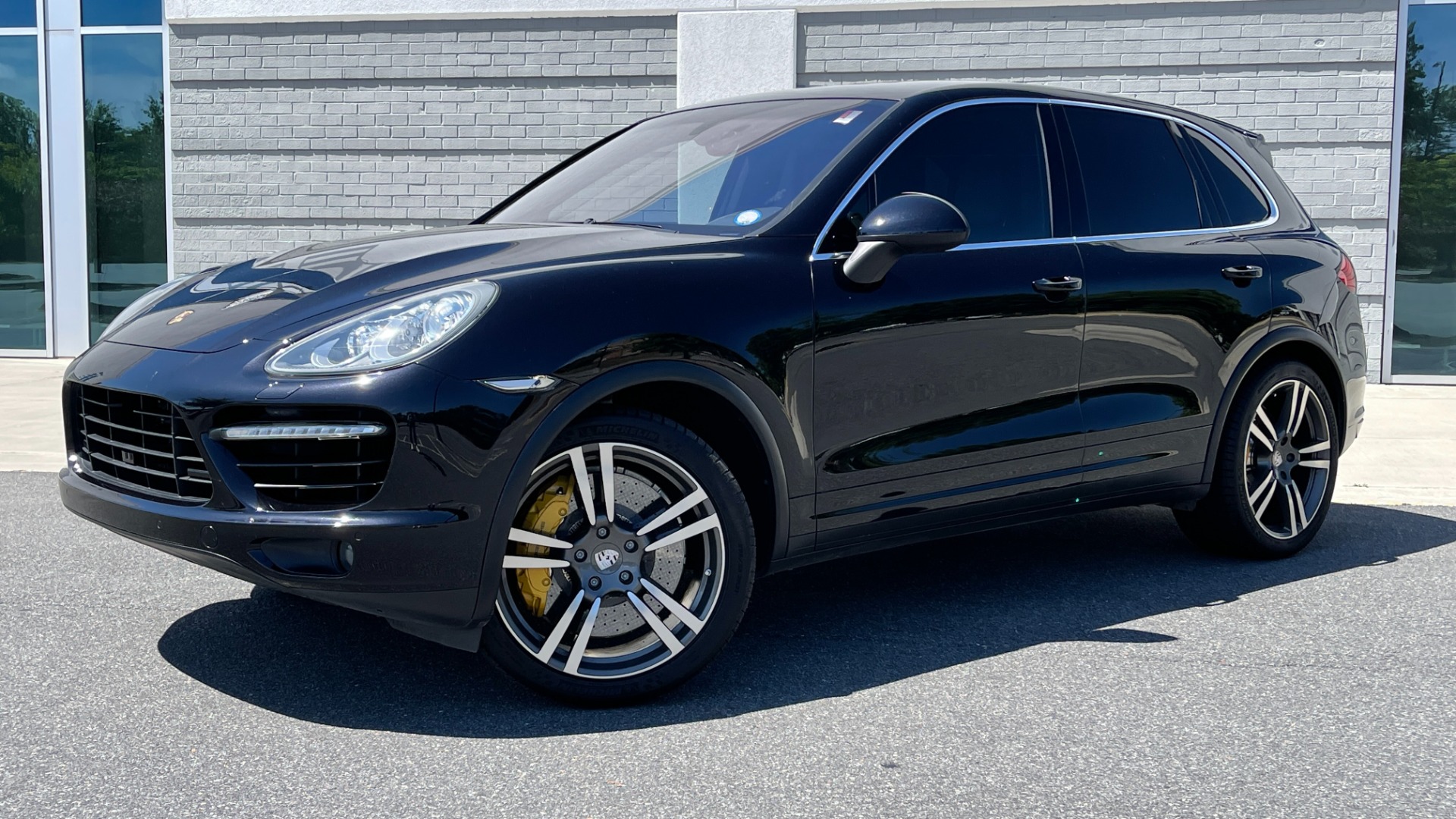 Used 2011 Porsche Cayenne Turbo / CARBON CERAMICS / CARBON FIBER TRIM / 21IN WHEELS / PREMIUM PACKAGE for sale $30,900 at Formula Imports in Charlotte NC 28227 75