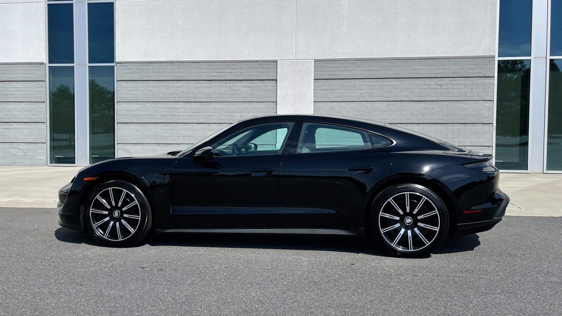 Used 2022 Porsche Taycan RWD / SPORT AERO WHEELS / PERF PLUS BATTERY / PREMIUM / DYNAMIC LIGHTS for sale Sold at Formula Imports in Charlotte NC 28227 4