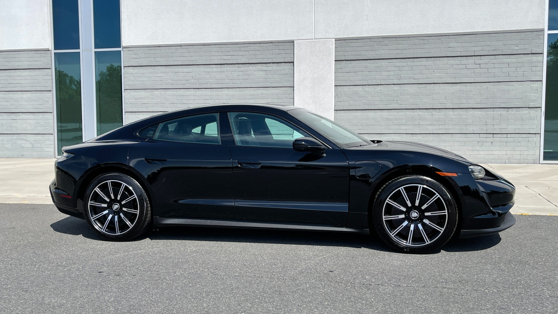 Used 2022 Porsche Taycan RWD / SPORT AERO WHEELS / PERF PLUS BATTERY / PREMIUM / DYNAMIC LIGHTS for sale Sold at Formula Imports in Charlotte NC 28227 7