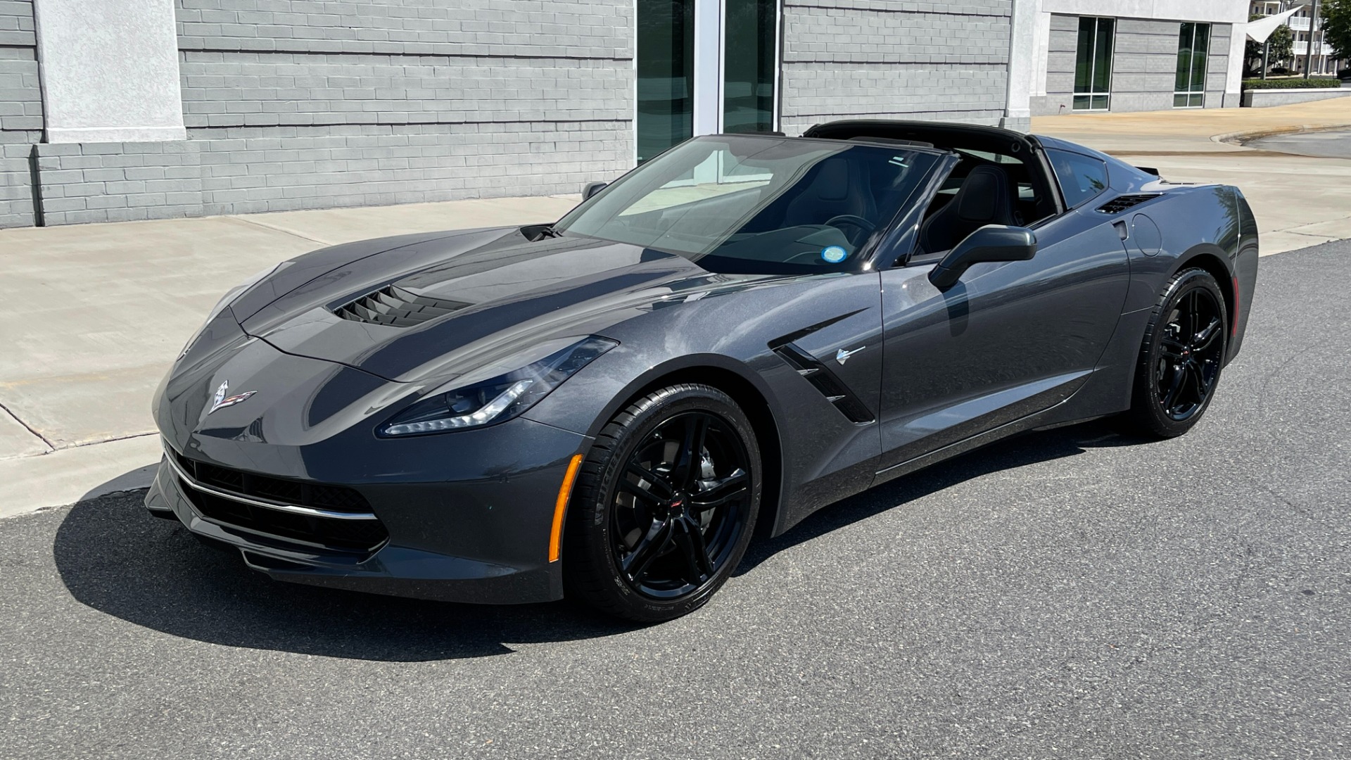 Used 2017 Chevrolet Corvette 1LT / 8SPD AUTO / 6.2L V8 / REMOTE START / PADDLE SHIFTERS for sale $52,995 at Formula Imports in Charlotte NC 28227 3