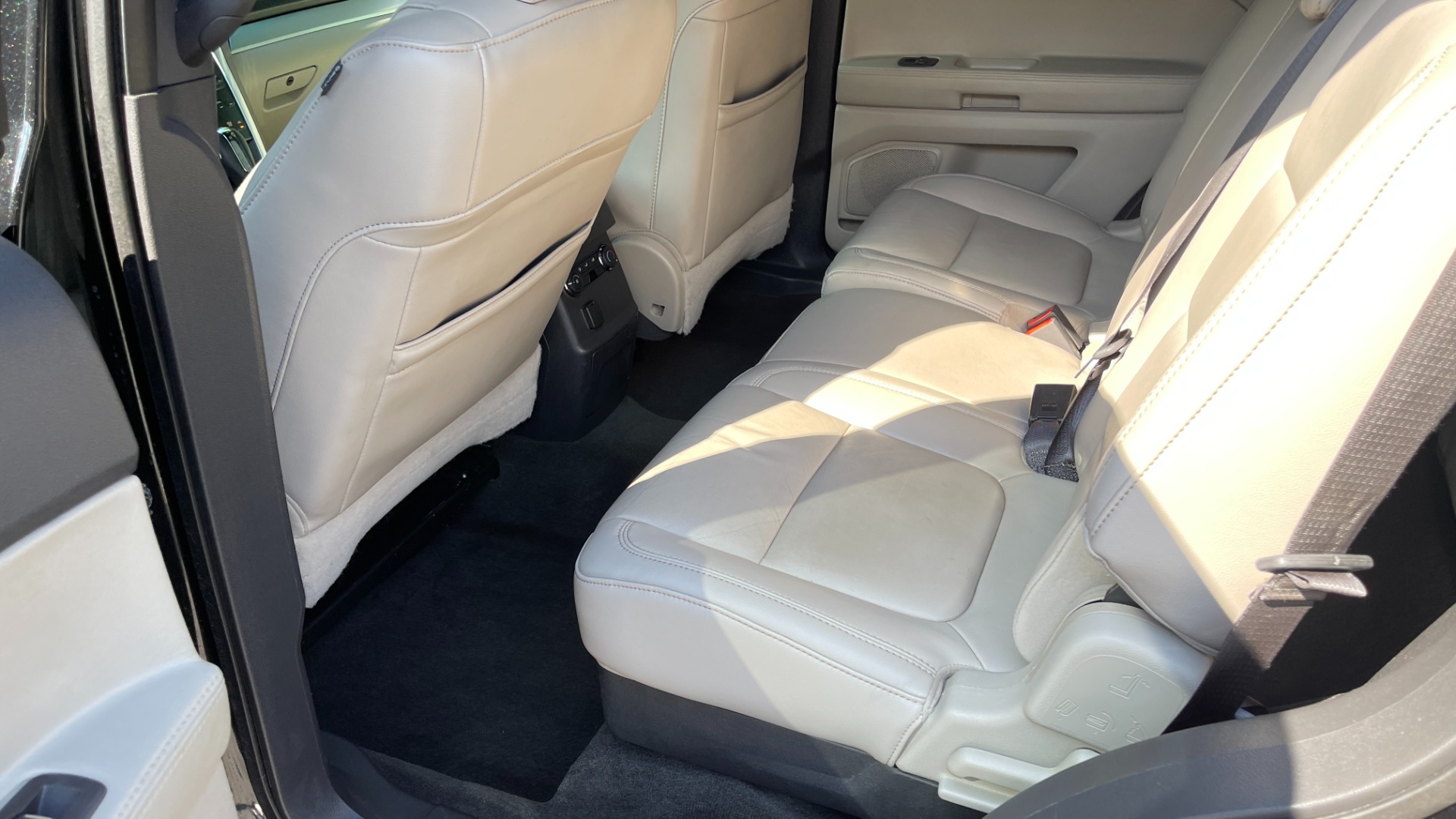 Used 2013 Ford Explorer XLT / LEATHER / COMFORT PACKAGE / 3.5 V6 / REAR VIEW CAMERA / DRIVER CONNEC for sale Sold at Formula Imports in Charlotte NC 28227 14