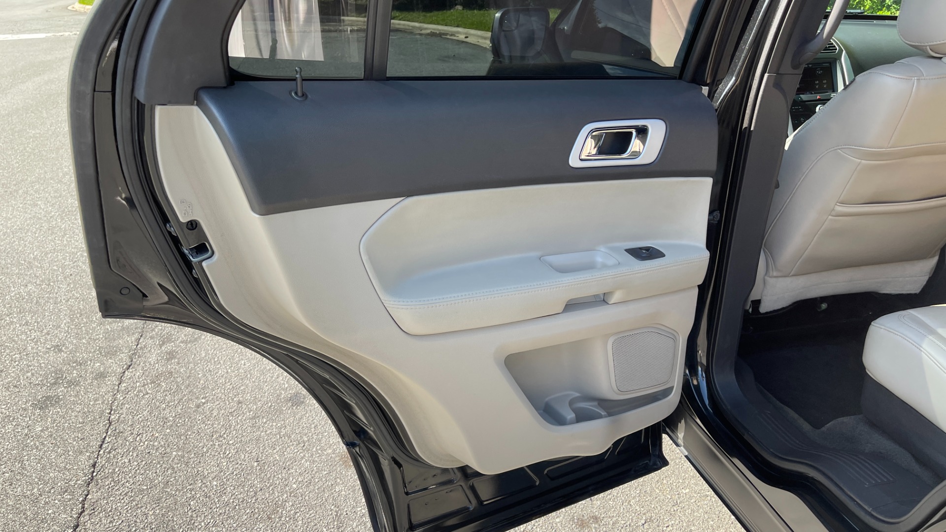 Used 2013 Ford Explorer XLT / LEATHER / COMFORT PACKAGE / 3.5 V6 / REAR VIEW CAMERA / DRIVER CONNEC for sale Sold at Formula Imports in Charlotte NC 28227 16