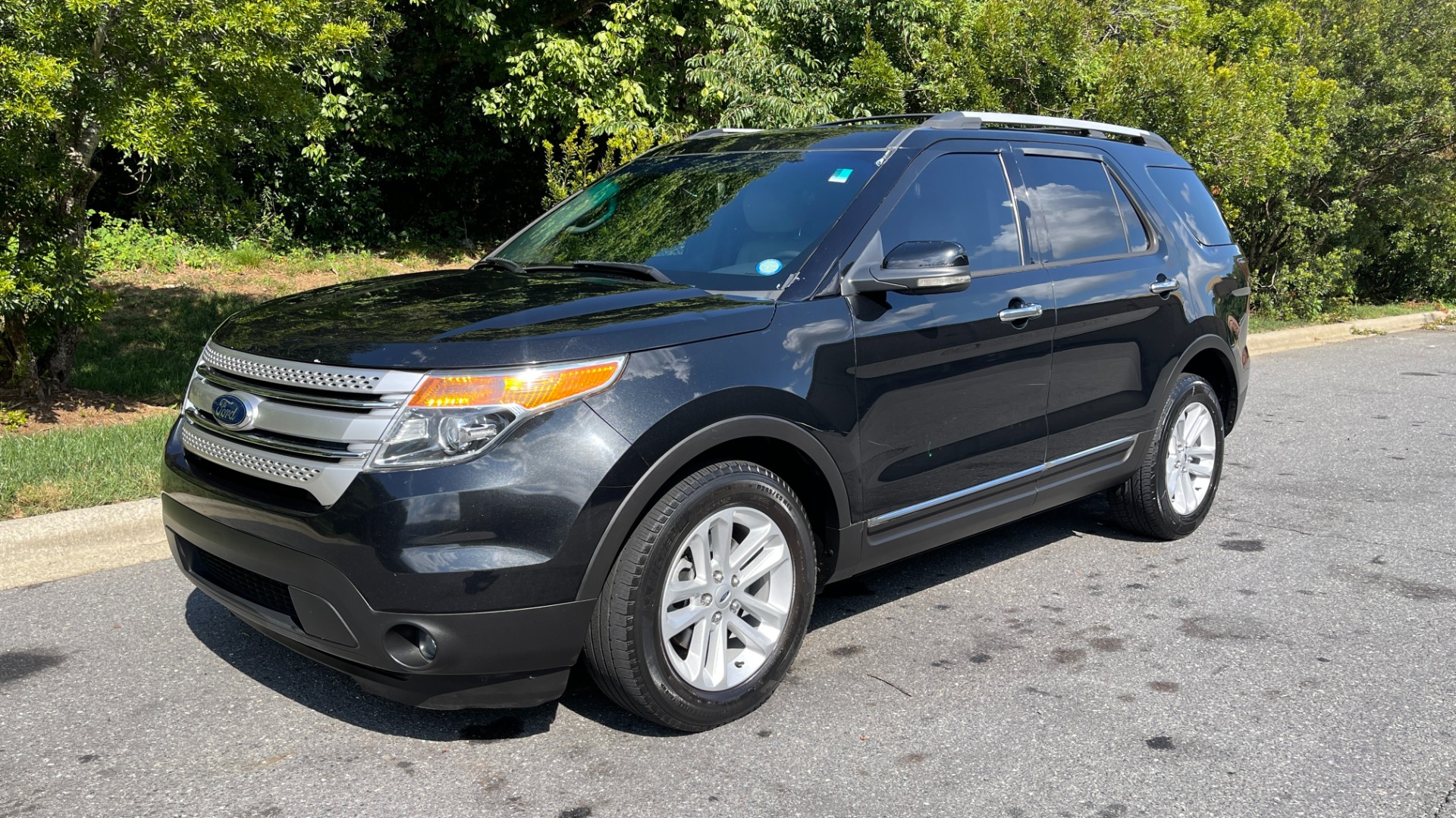 Used 2013 Ford Explorer XLT / LEATHER / COMFORT PACKAGE / 3.5 V6 / REAR VIEW CAMERA / DRIVER CONNEC for sale Sold at Formula Imports in Charlotte NC 28227 2