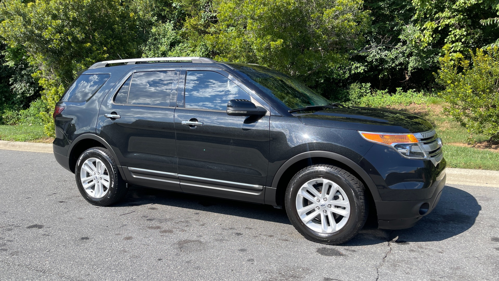 Used 2013 Ford Explorer XLT / LEATHER / COMFORT PACKAGE / 3.5 V6 / REAR VIEW CAMERA / DRIVER CONNEC for sale $13,995 at Formula Imports in Charlotte NC 28227 3