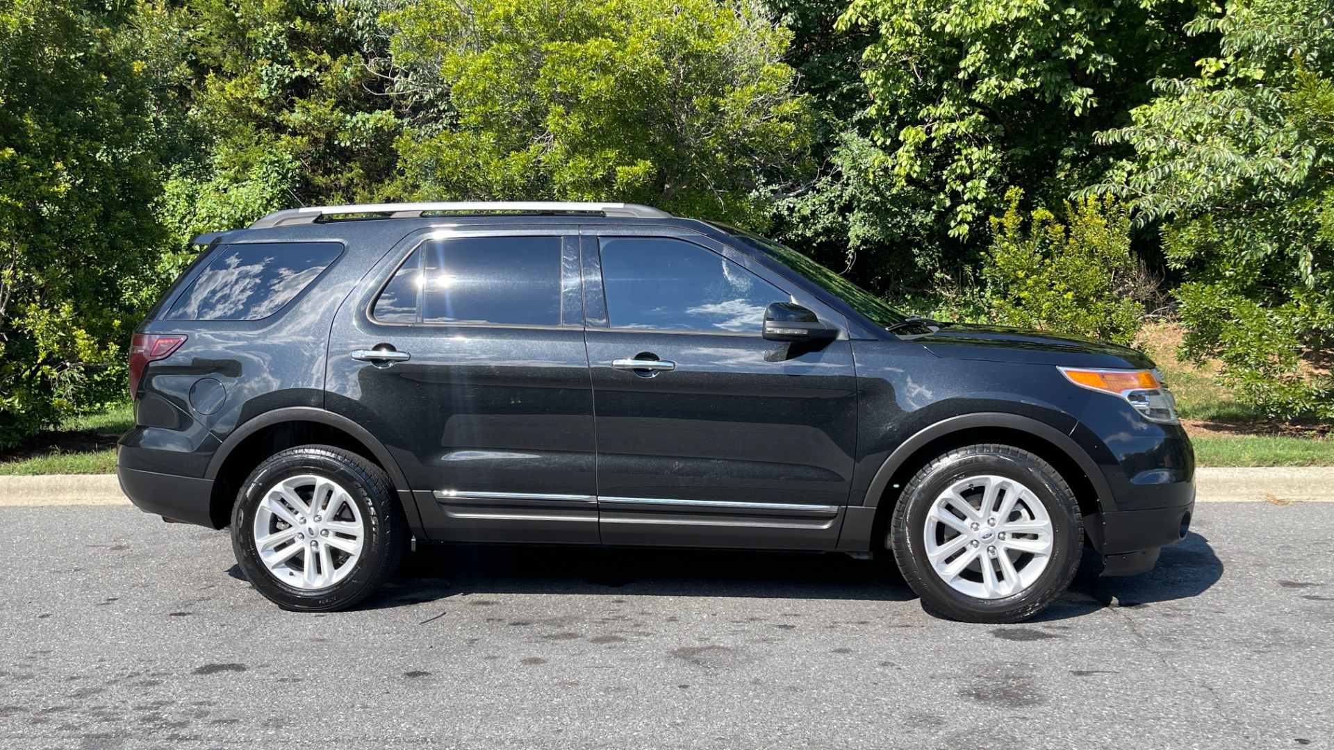 Used 2013 Ford Explorer XLT / LEATHER / COMFORT PACKAGE / 3.5 V6 / REAR VIEW CAMERA / DRIVER CONNEC for sale Sold at Formula Imports in Charlotte NC 28227 4