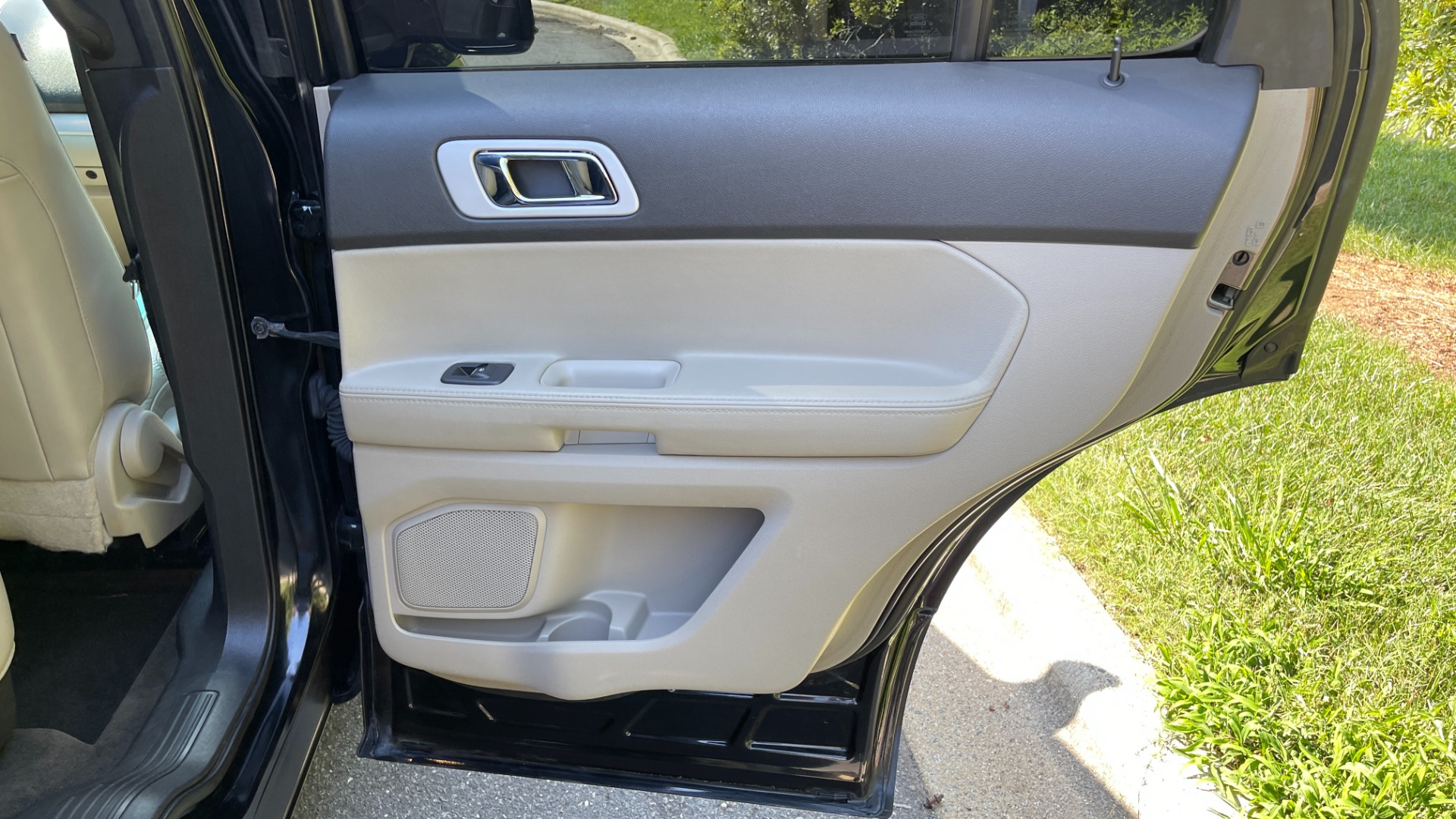 Used 2013 Ford Explorer XLT / LEATHER / COMFORT PACKAGE / 3.5 V6 / REAR VIEW CAMERA / DRIVER CONNEC for sale Sold at Formula Imports in Charlotte NC 28227 40