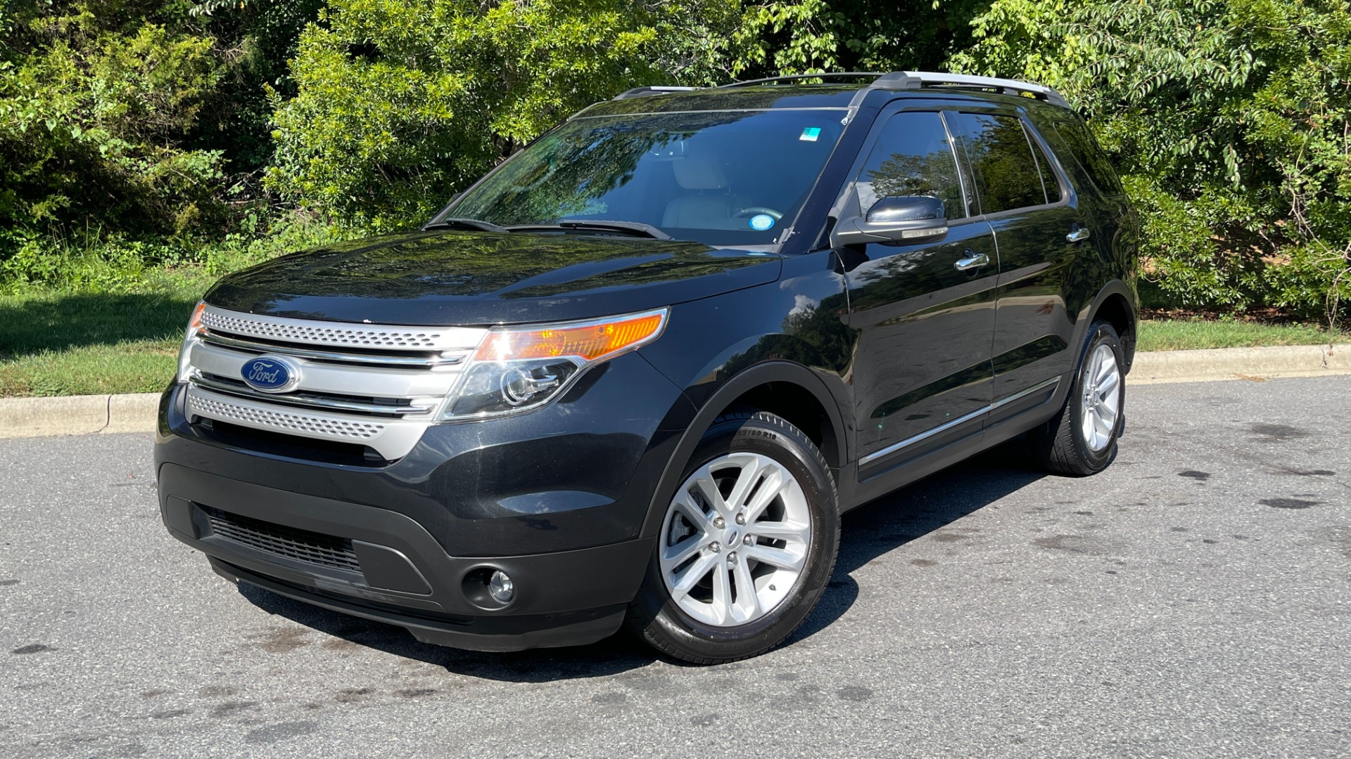 Used 2013 Ford Explorer XLT / LEATHER / COMFORT PACKAGE / 3.5 V6 / REAR VIEW CAMERA / DRIVER CONNEC for sale Sold at Formula Imports in Charlotte NC 28227 1