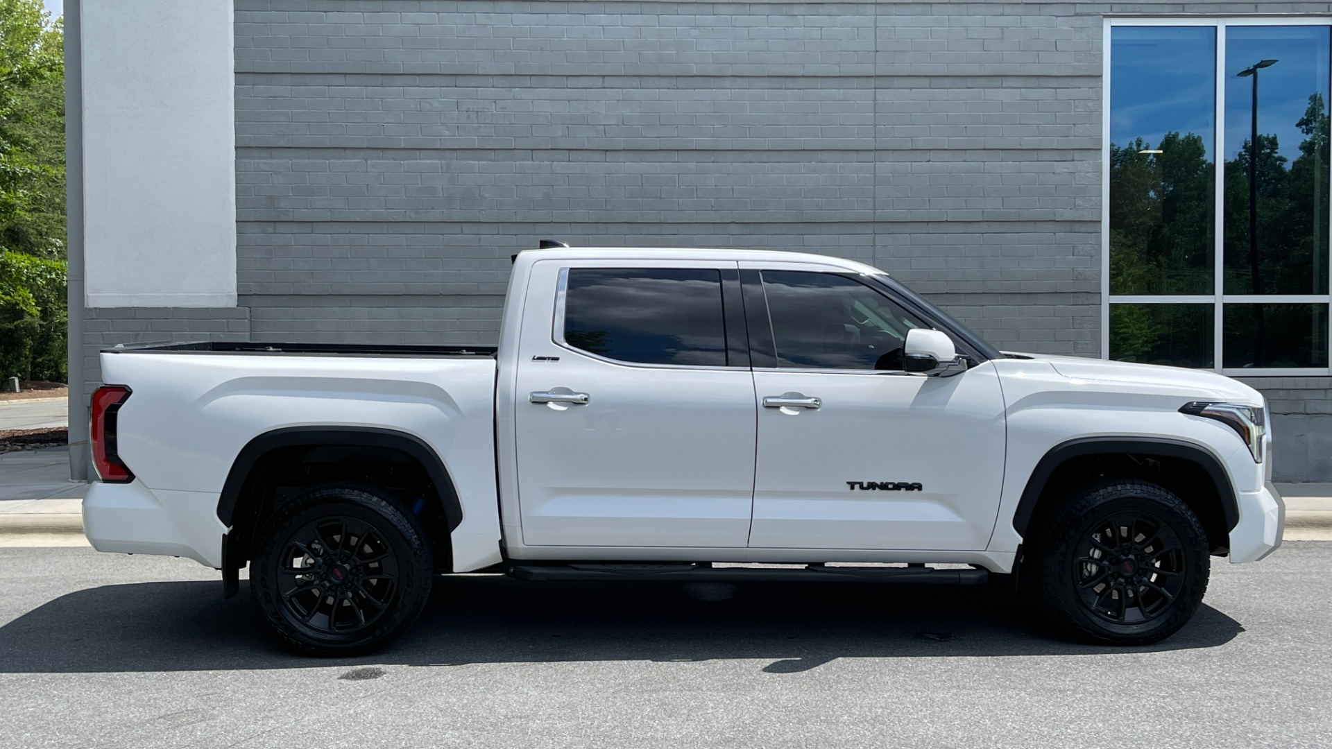 Used 2022 Toyota Tundra 4WD LIMITED / CONSOLE SAFE / BLACK BADGES / TRD OFFROAD / PANORAMIC for sale Sold at Formula Imports in Charlotte NC 28227 9