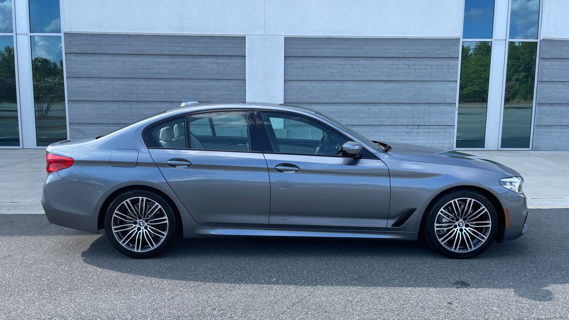 Used 2019 BMW 5 Series 540i xDrive / M SPORT PACKAGE / PREMIUM 2 PACKAGE / HARMAN KARDON SOUND / H for sale Sold at Formula Imports in Charlotte NC 28227 5