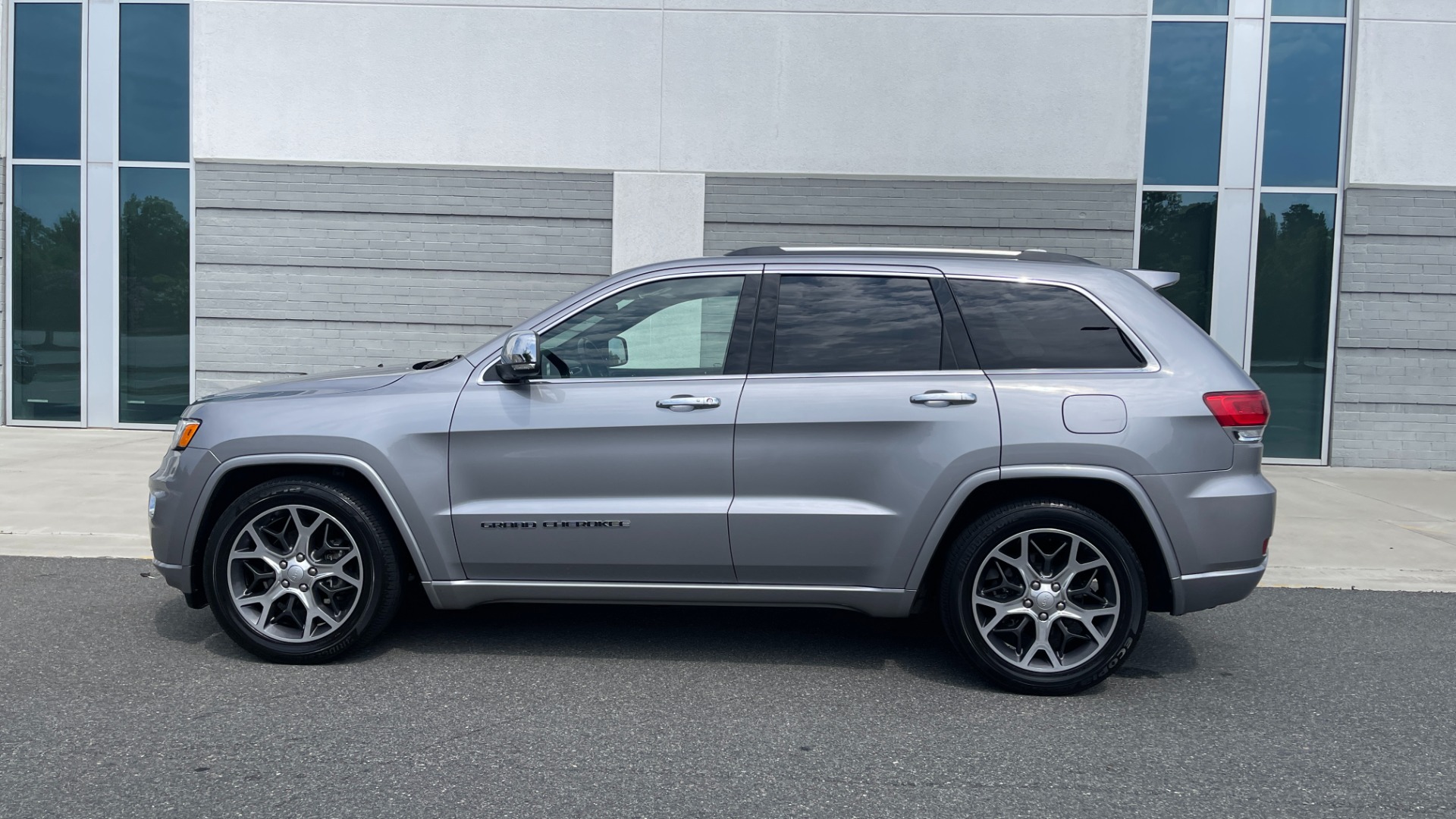Used 2019 Jeep Grand Cherokee Overland / V6 / LEATHER / POWER TAILGATE / 20IN WHEELS / PANORAMIC SUNROOF for sale Sold at Formula Imports in Charlotte NC 28227 10