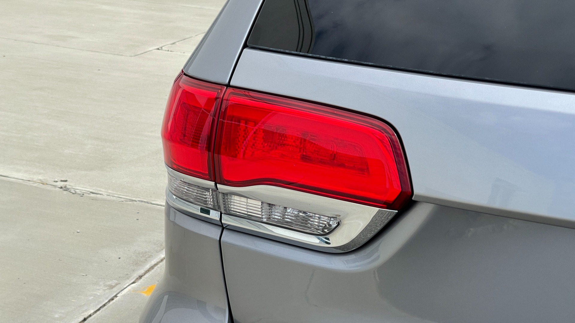 Used 2019 Jeep Grand Cherokee Overland / V6 / LEATHER / POWER TAILGATE / 20IN WHEELS / PANORAMIC SUNROOF for sale Sold at Formula Imports in Charlotte NC 28227 15