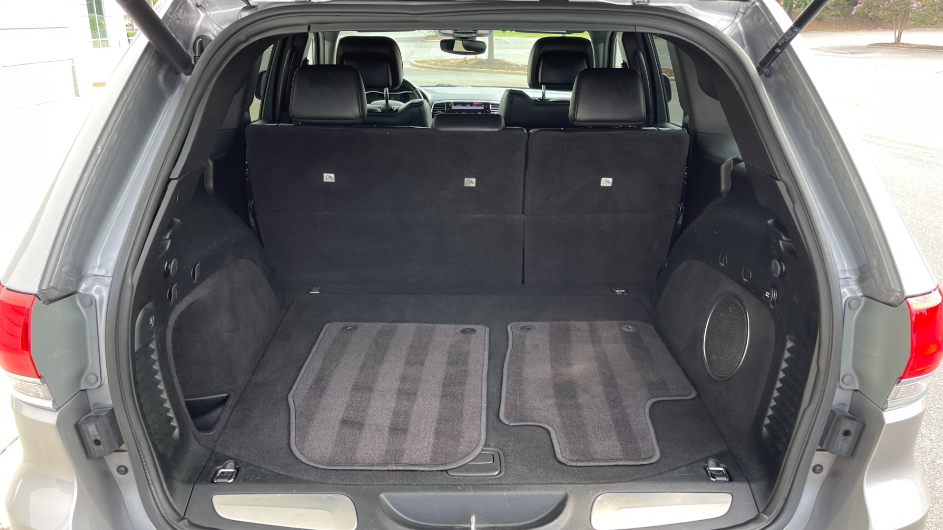 Used 2019 Jeep Grand Cherokee Overland / V6 / LEATHER / POWER TAILGATE / 20IN WHEELS / PANORAMIC SUNROOF for sale Sold at Formula Imports in Charlotte NC 28227 18