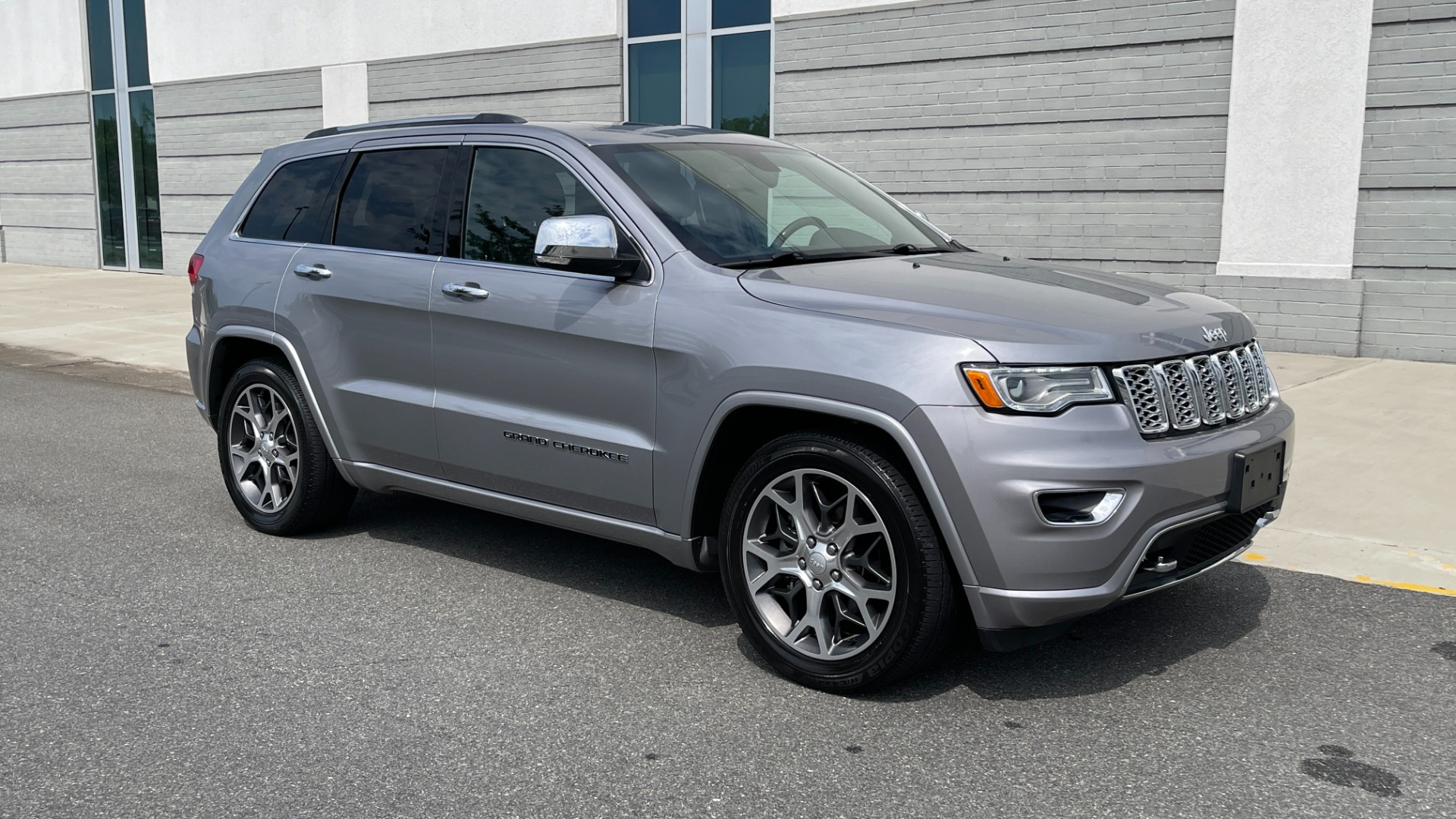 Used 2019 Jeep Grand Cherokee Overland / V6 / LEATHER / POWER TAILGATE / 20IN WHEELS / PANORAMIC SUNROOF for sale Sold at Formula Imports in Charlotte NC 28227 2