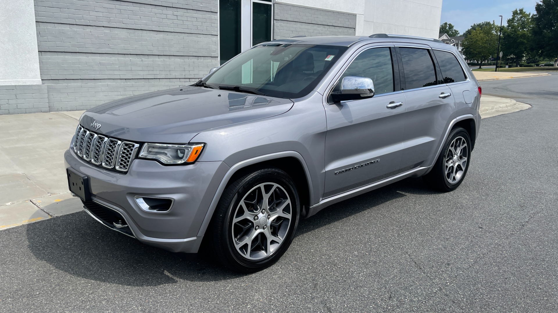 Used 2019 Jeep Grand Cherokee Overland / V6 / LEATHER / POWER TAILGATE / 20IN WHEELS / PANORAMIC SUNROOF for sale Sold at Formula Imports in Charlotte NC 28227 3