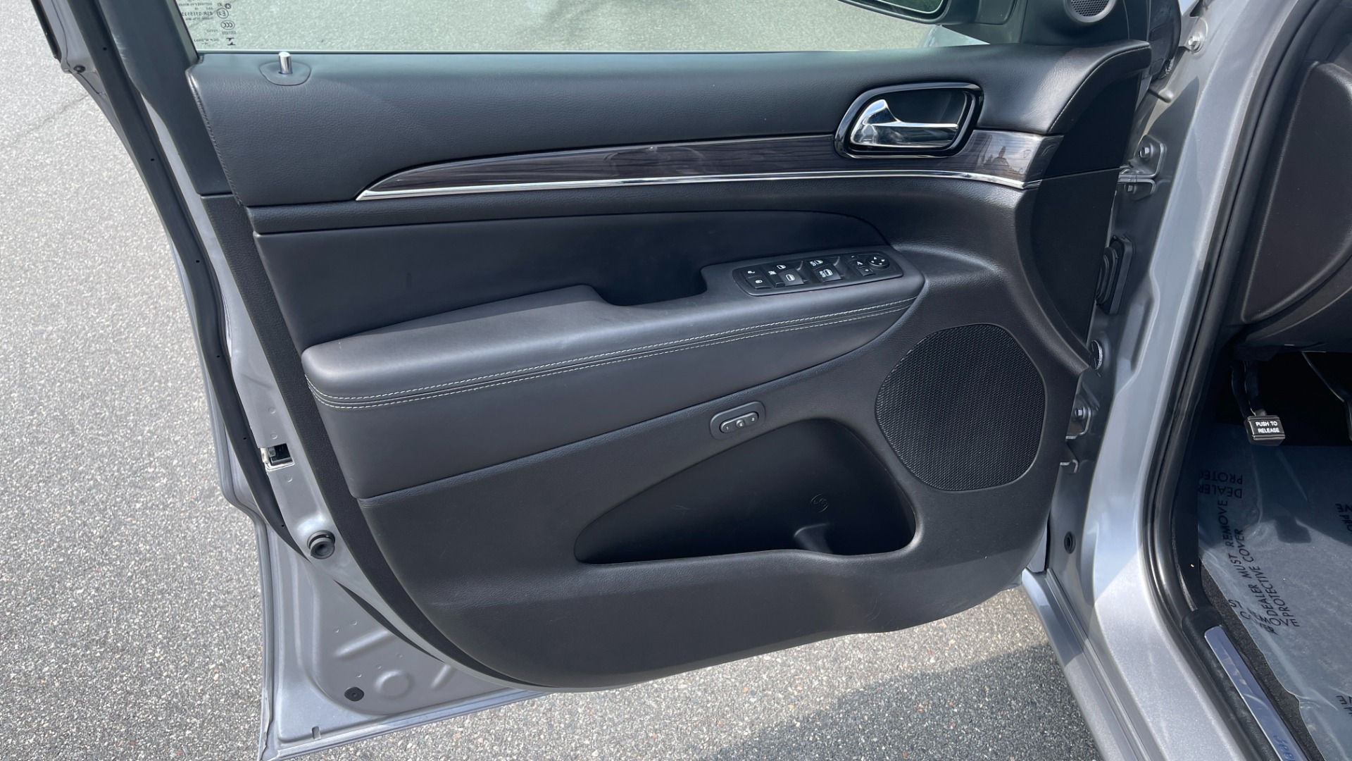 Used 2019 Jeep Grand Cherokee Overland / V6 / LEATHER / POWER TAILGATE / 20IN WHEELS / PANORAMIC SUNROOF for sale Sold at Formula Imports in Charlotte NC 28227 30