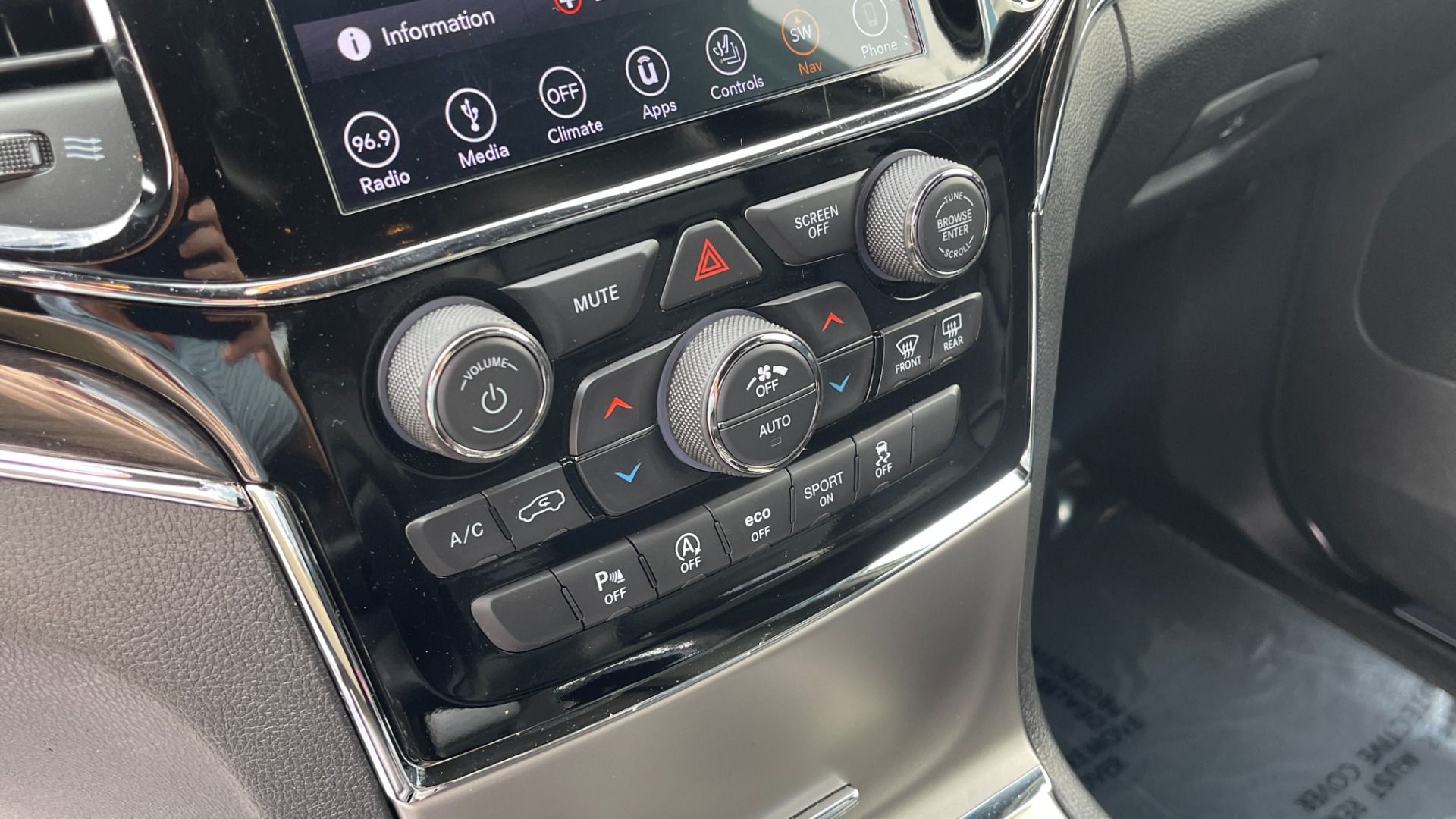 Used 2019 Jeep Grand Cherokee Overland / V6 / LEATHER / POWER TAILGATE / 20IN WHEELS / PANORAMIC SUNROOF for sale Sold at Formula Imports in Charlotte NC 28227 37