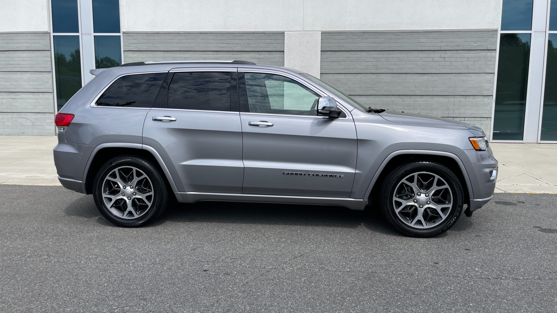 Used 2019 Jeep Grand Cherokee Overland / V6 / LEATHER / POWER TAILGATE / 20IN WHEELS / PANORAMIC SUNROOF for sale Sold at Formula Imports in Charlotte NC 28227 5