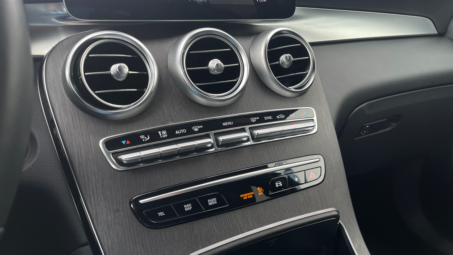 Used 2021 Mercedes-Benz GLC GLC 300 / 4MATIC / DASHCAM / PANORAMIC ROOF / WIRELESS CHARING / PREMIUM for sale Sold at Formula Imports in Charlotte NC 28227 23