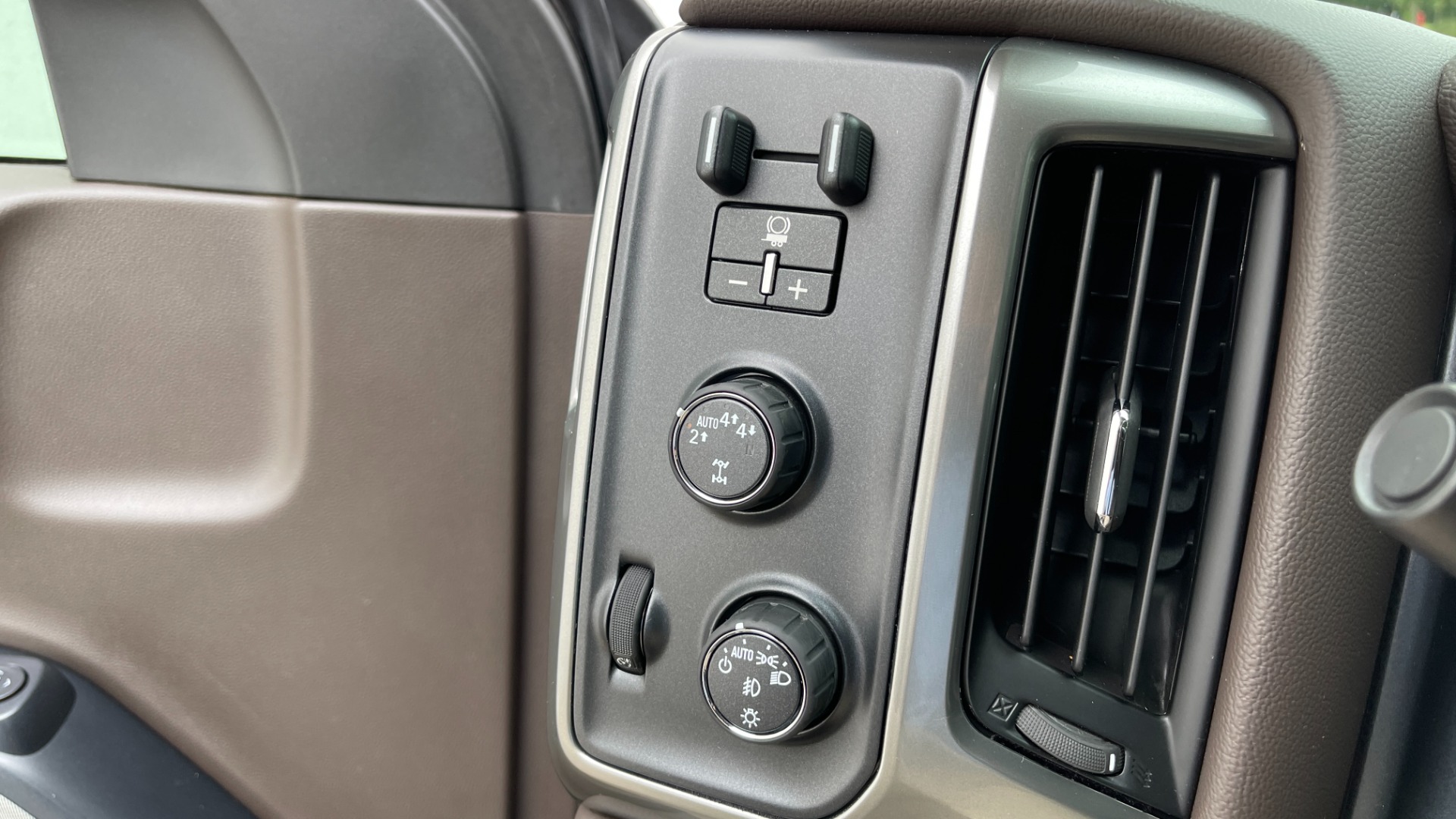Used 2018 Chevrolet Silverado 1500 LT / 5.3L V8 / 4WD / ALL STAR EDITION / BOSE SOUND / BLACK EMBLEMS / for sale Sold at Formula Imports in Charlotte NC 28227 24