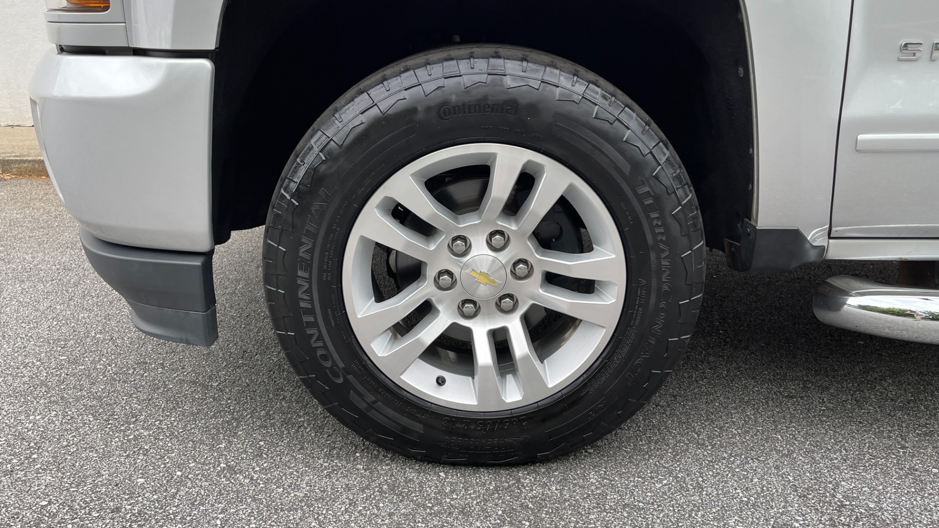 Used 2018 Chevrolet Silverado 1500 LT / 5.3L V8 / 4WD / ALL STAR EDITION / BOSE SOUND / BLACK EMBLEMS / for sale Sold at Formula Imports in Charlotte NC 28227 38