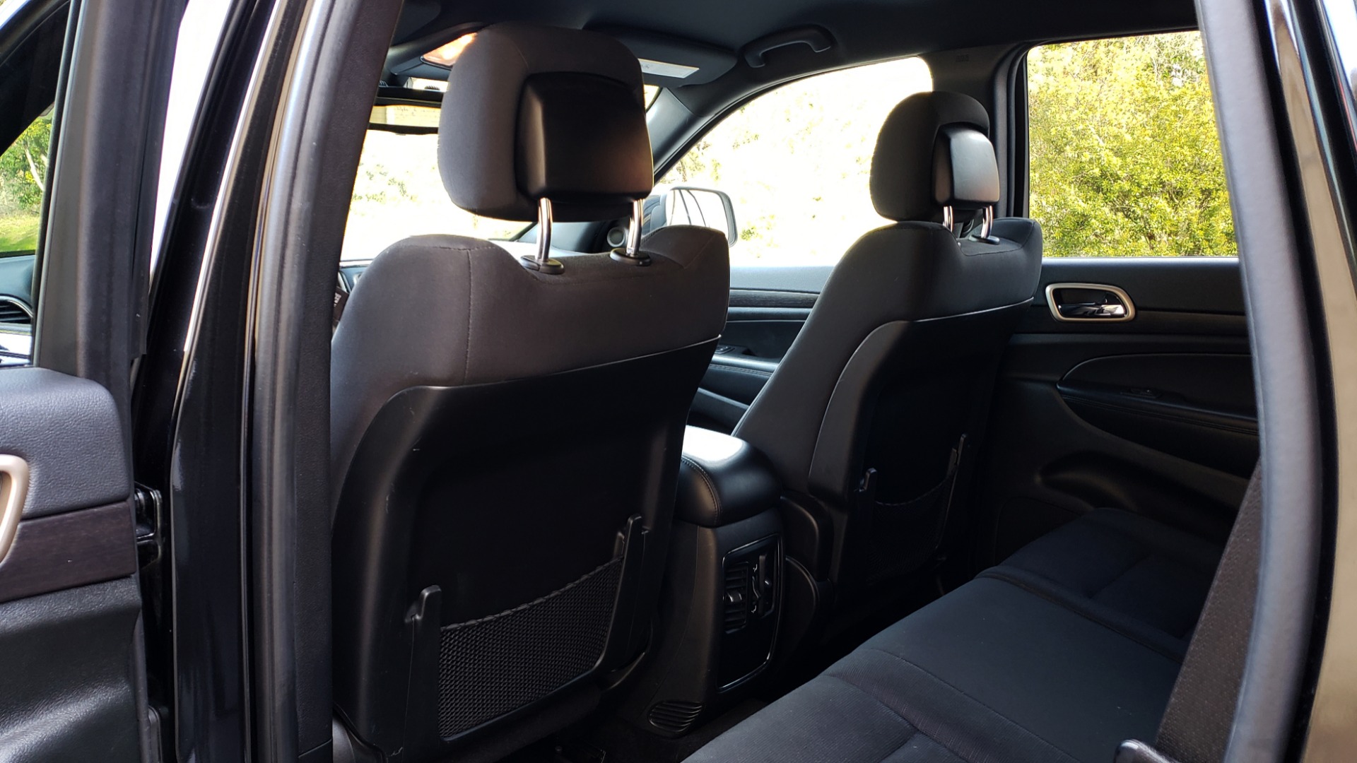 Used 2015 Jeep GRAND CHEROKEE LAREDO / 4X2 / 3.6L V6 / AUTO / 17IN WHEELS for sale Sold at Formula Imports in Charlotte NC 28227 44