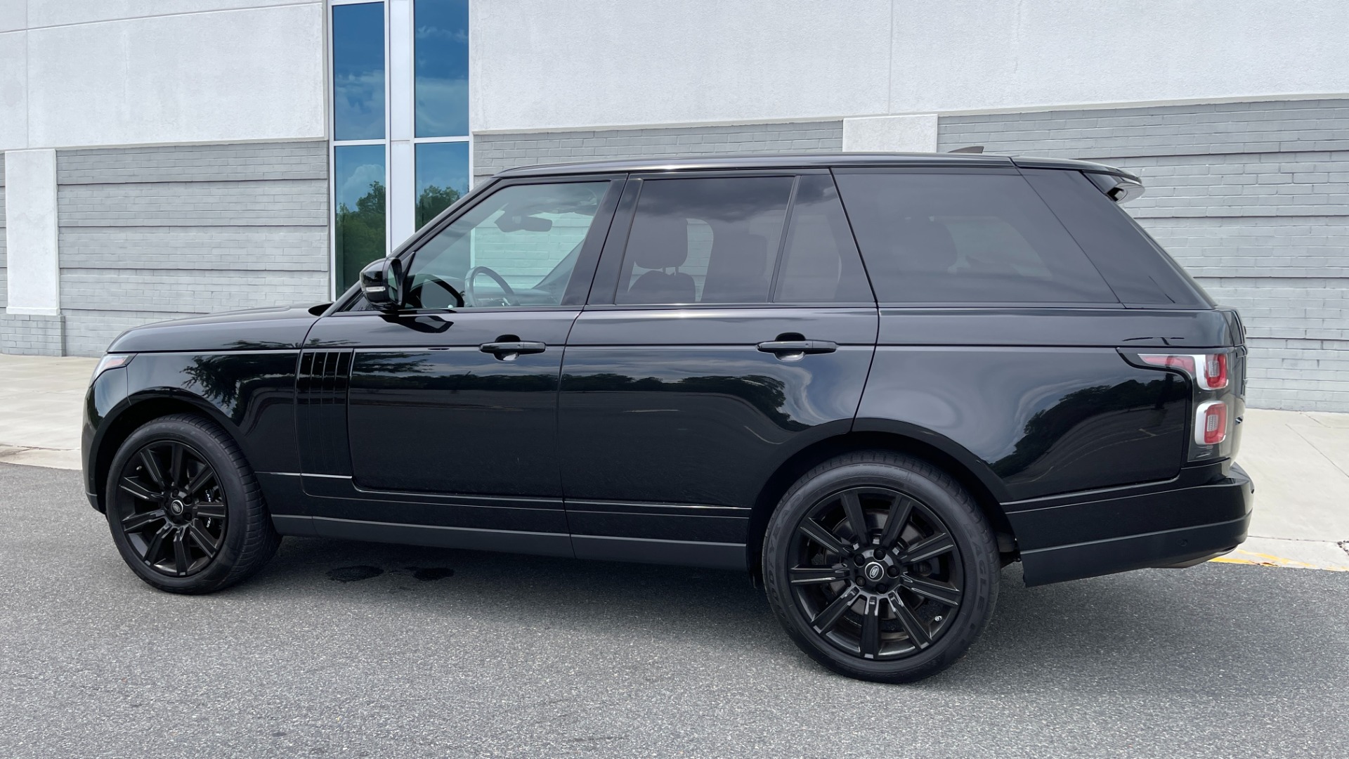 Used 2019 Land Rover Range Rover HSE / VISION ASSIST / BLACKOUT PACKAGE / MERIDIAN SOUND / DRIVE PRO PACK for sale Sold at Formula Imports in Charlotte NC 28227 3