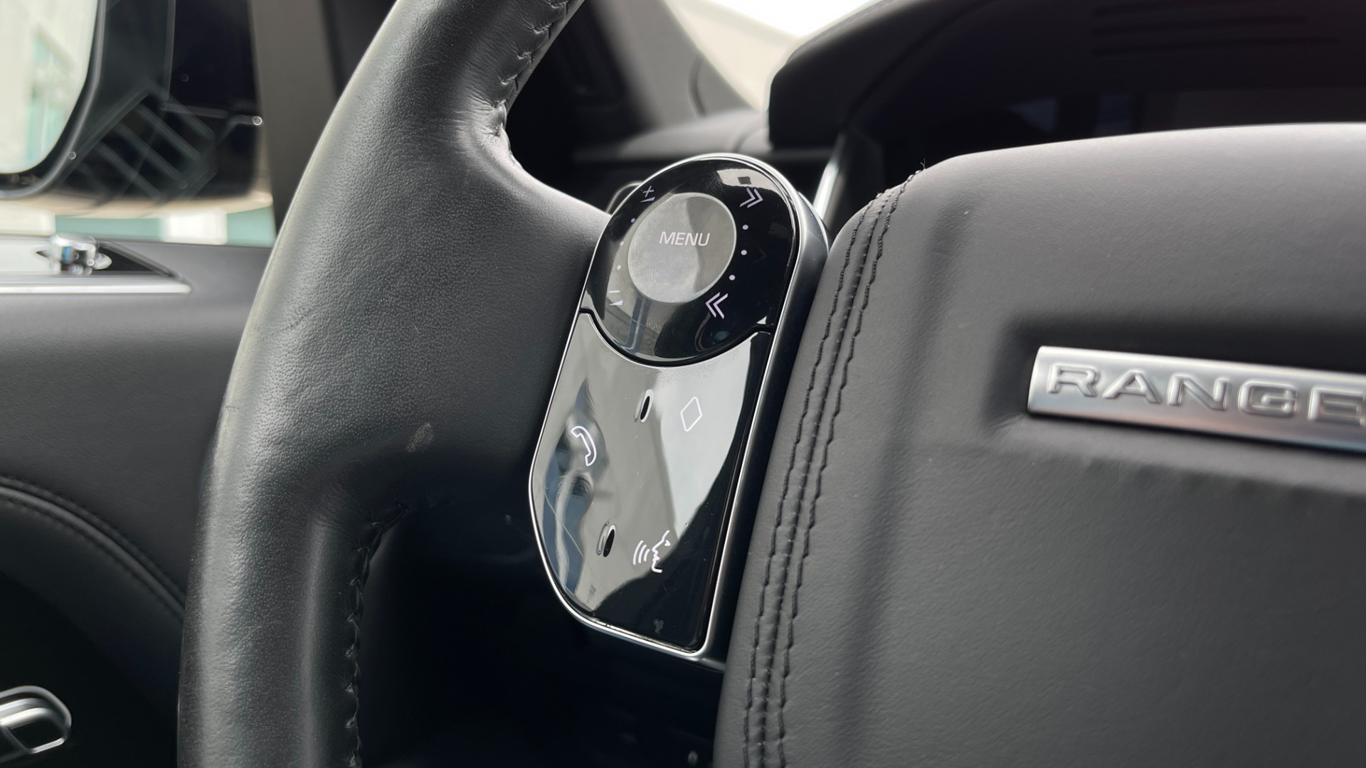 Used 2019 Land Rover Range Rover HSE / DRIVE PACK / WOOD STEERING / PIANO BLACK TRIM for sale Sold at Formula Imports in Charlotte NC 28227 35