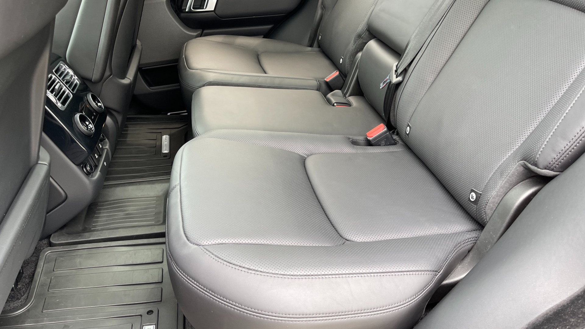 Used 2019 Land Rover Range Rover HSE / VISION ASSIST / BLACKOUT PACKAGE / MERIDIAN SOUND / DRIVE PRO PACK for sale Sold at Formula Imports in Charlotte NC 28227 45