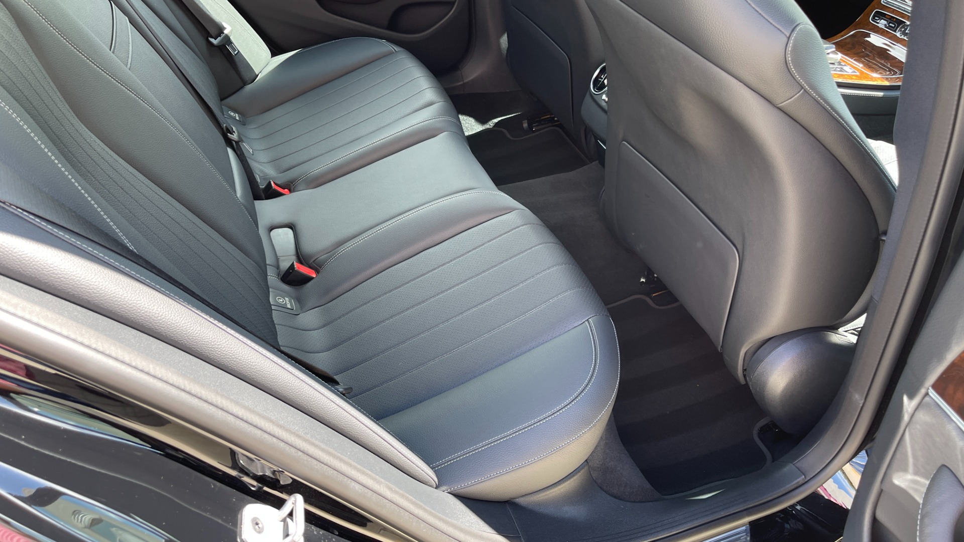 Used 2019 Mercedes-Benz E-Class E300 / 4MATIC / BURMESTER SOUND / PREMIUM PACKAGE / BLIND SPOT ASSIST for sale Sold at Formula Imports in Charlotte NC 28227 18