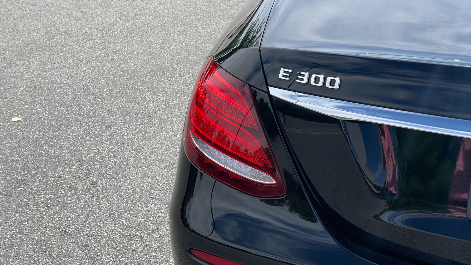 Used 2019 Mercedes-Benz E-Class E300 / 4MATIC / BURMESTER SOUND / PREMIUM PACKAGE / BLIND SPOT ASSIST for sale Sold at Formula Imports in Charlotte NC 28227 33
