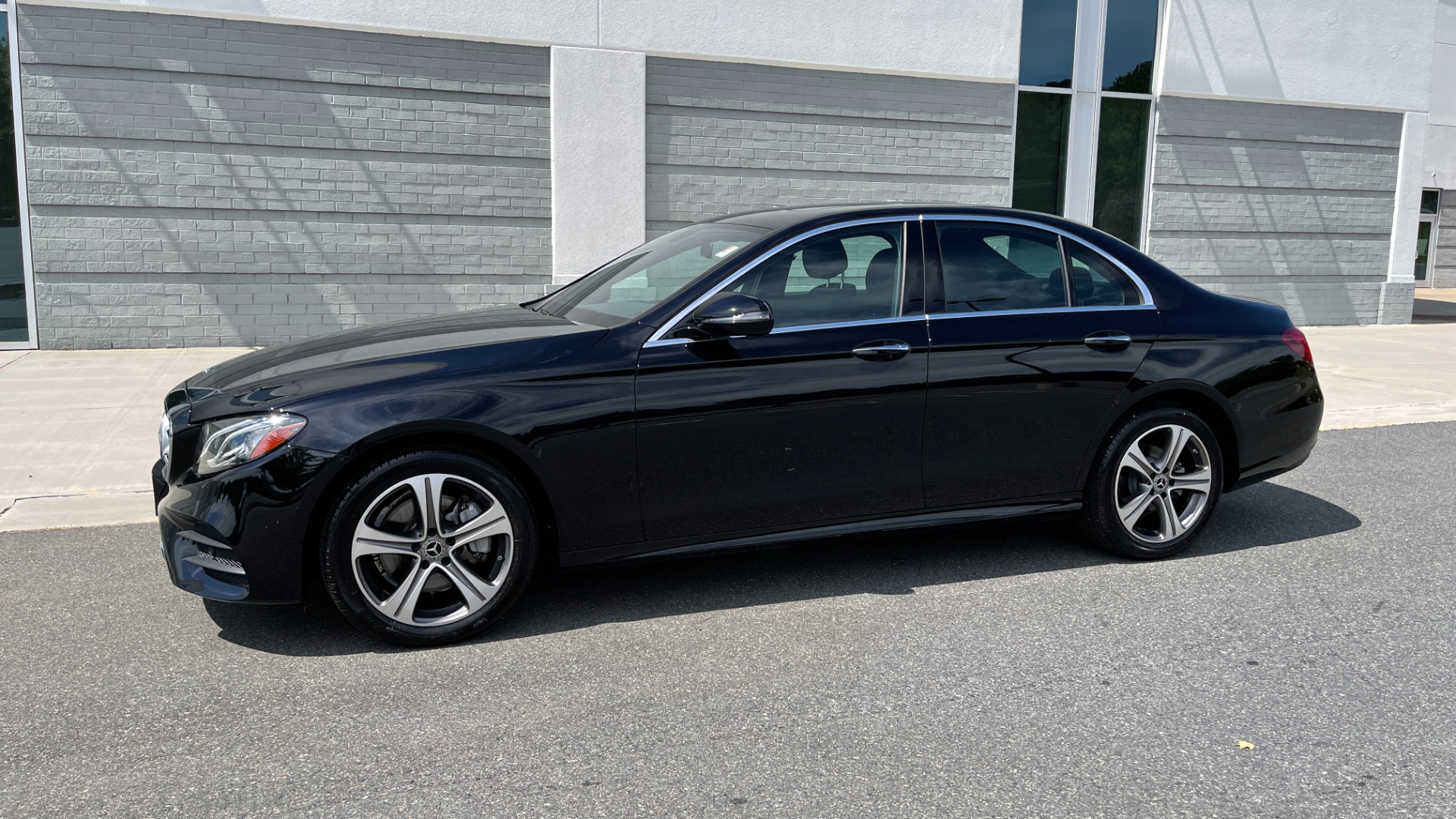Used 2019 Mercedes-Benz E-Class E300 / 4MATIC / BURMESTER SOUND / PREMIUM PACKAGE / BLIND SPOT ASSIST for sale Sold at Formula Imports in Charlotte NC 28227 4