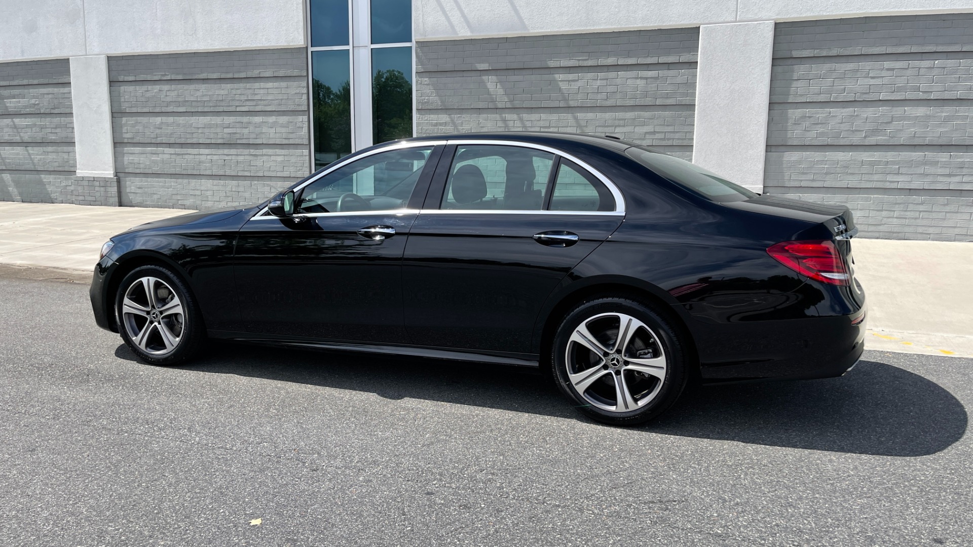 Used 2019 Mercedes-Benz E-Class E300 / 4MATIC / BURMESTER SOUND / PREMIUM PACKAGE / BLIND SPOT ASSIST for sale Sold at Formula Imports in Charlotte NC 28227 5
