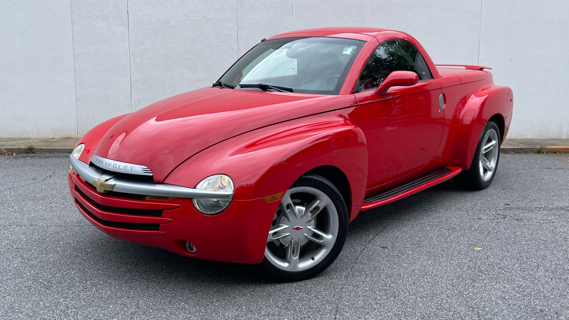 Used 2004 Chevrolet SSR LS / CONVERTIBLE / 5.3L V8 / LEATHER / HEATED SEATS / BACKUP CAMERA for sale Sold at Formula Imports in Charlotte NC 28227 26